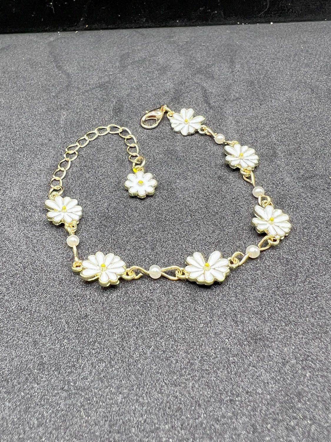 Handmade Daisy gold chain bracelet with pearl beads Size ONE SIZE - 2 Thumbnail