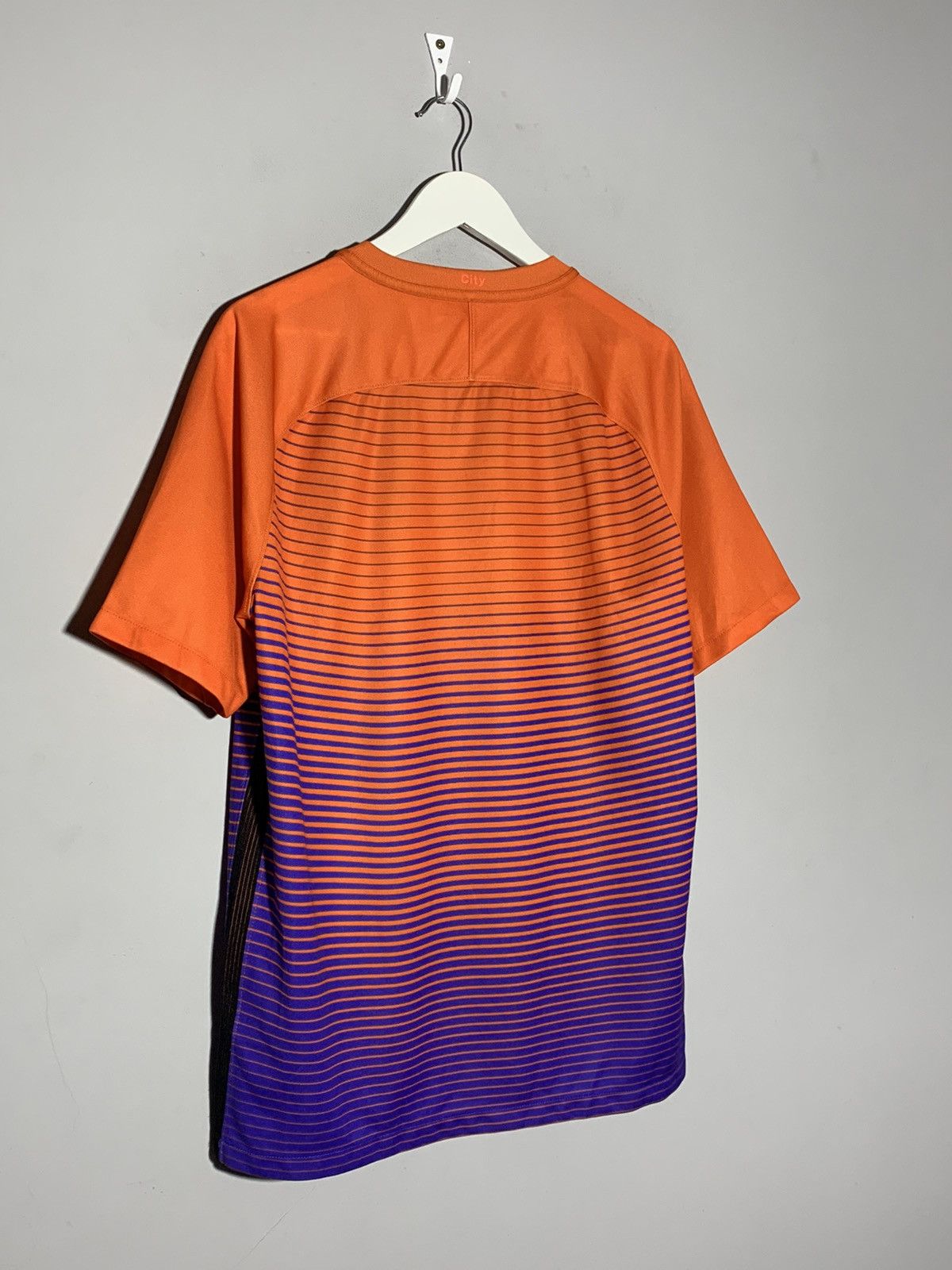 Nike Manchester City 2016/17 Y2k Streetwear Nike Football Shirt Size US L / EU 52-54 / 3 - 9 Thumbnail