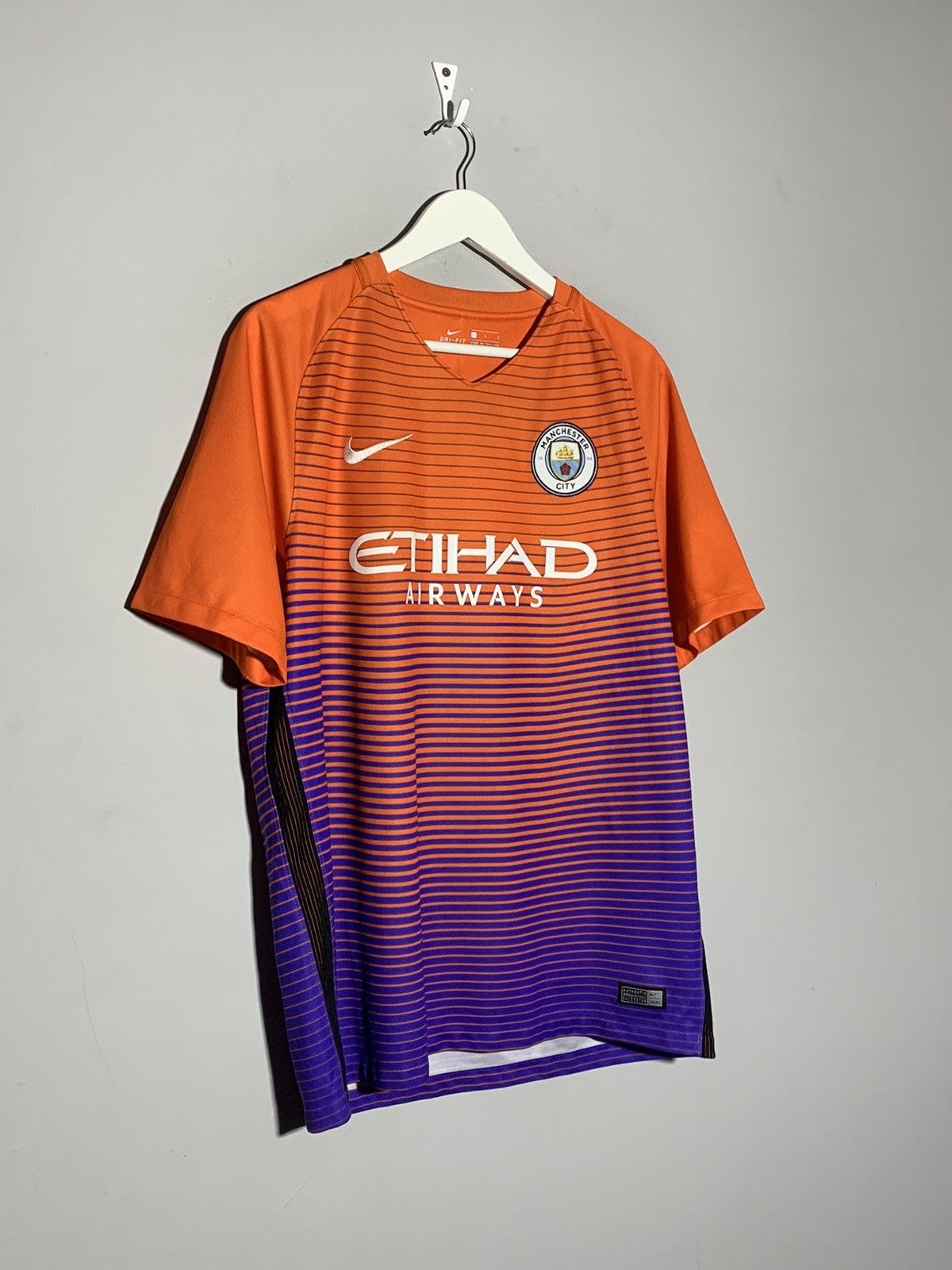 Nike Manchester City 2016/17 Y2k Streetwear Nike Football Shirt Size US L / EU 52-54 / 3 - 2 Thumbnail