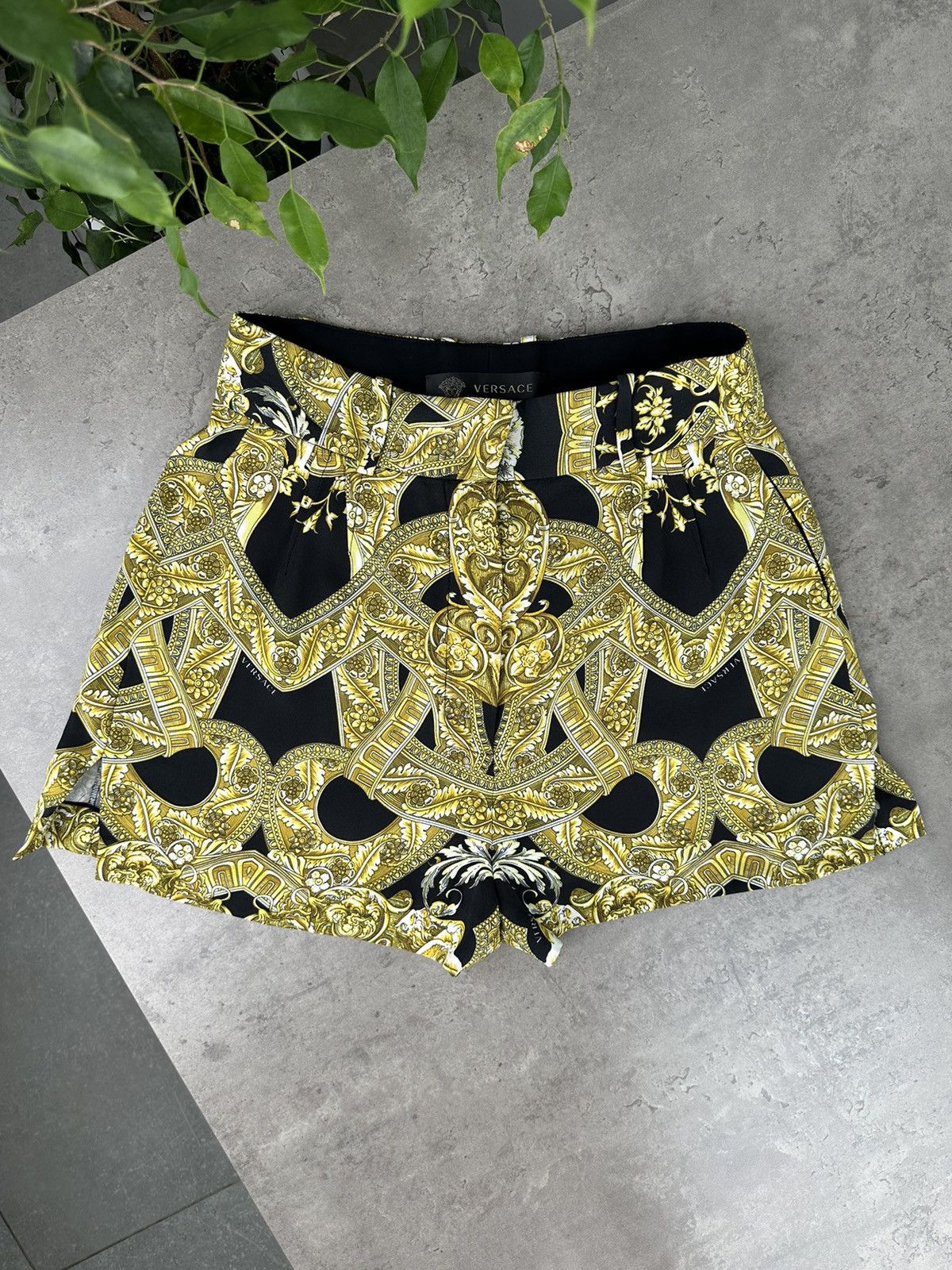 ショートパンツ VERSACE Women Shorts  Burmudas 1015377 1A100961B000 Black Versace VERSACE Women Shorts & Burmudas 1015377 1A100961B000