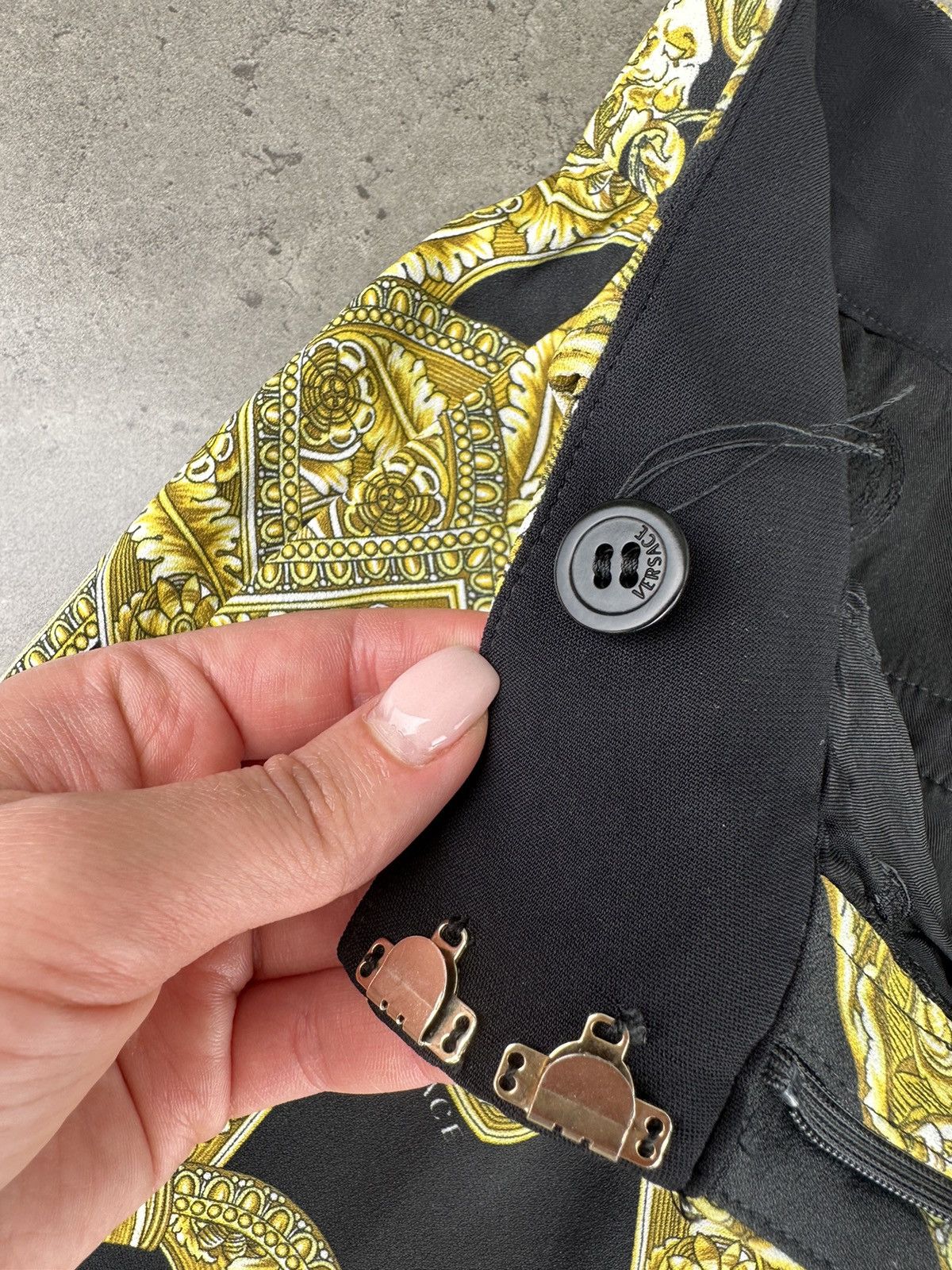 Versace Versace Women’s Shorts Size 28" / US 6 / IT 42 - 8 Thumbnail