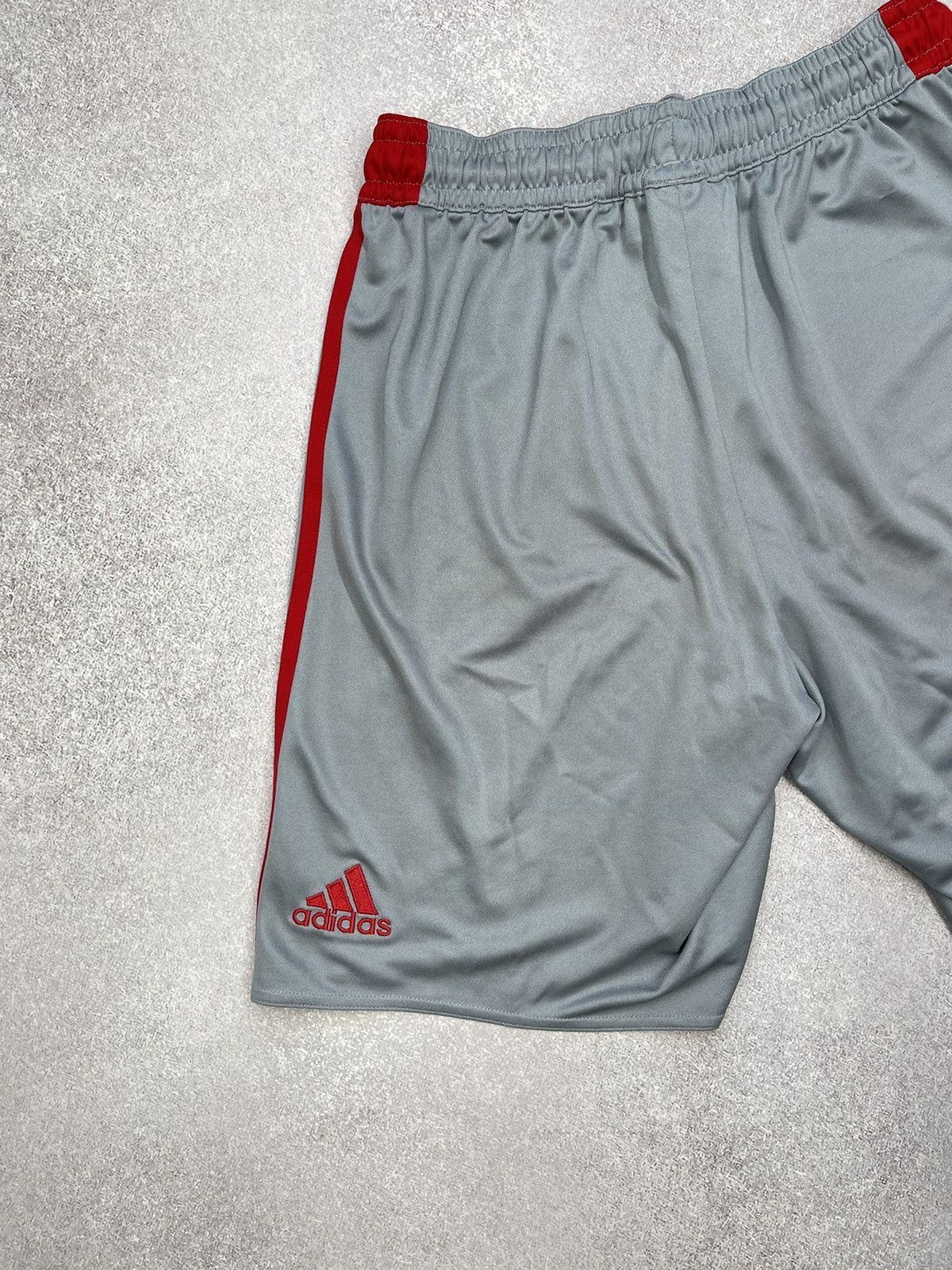 Adidas Vintage Adidas Liverpool LFC Football Shorts Jersey Size US 32 / EU 48 - 5 Thumbnail