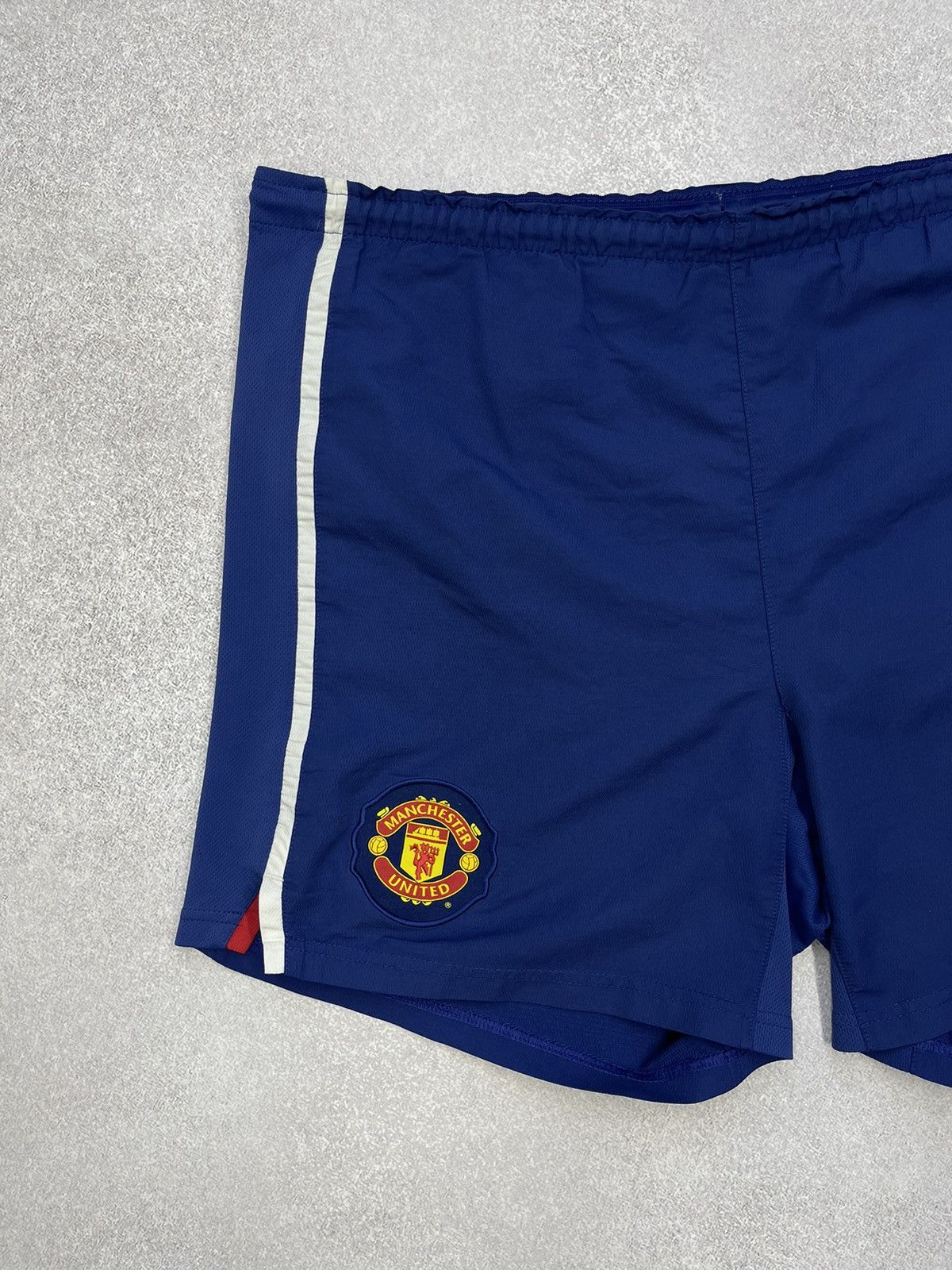 Nike Vintage Nike Manchester United Football Shorts Jersey Size US 34 / EU 50 - 2 Thumbnail