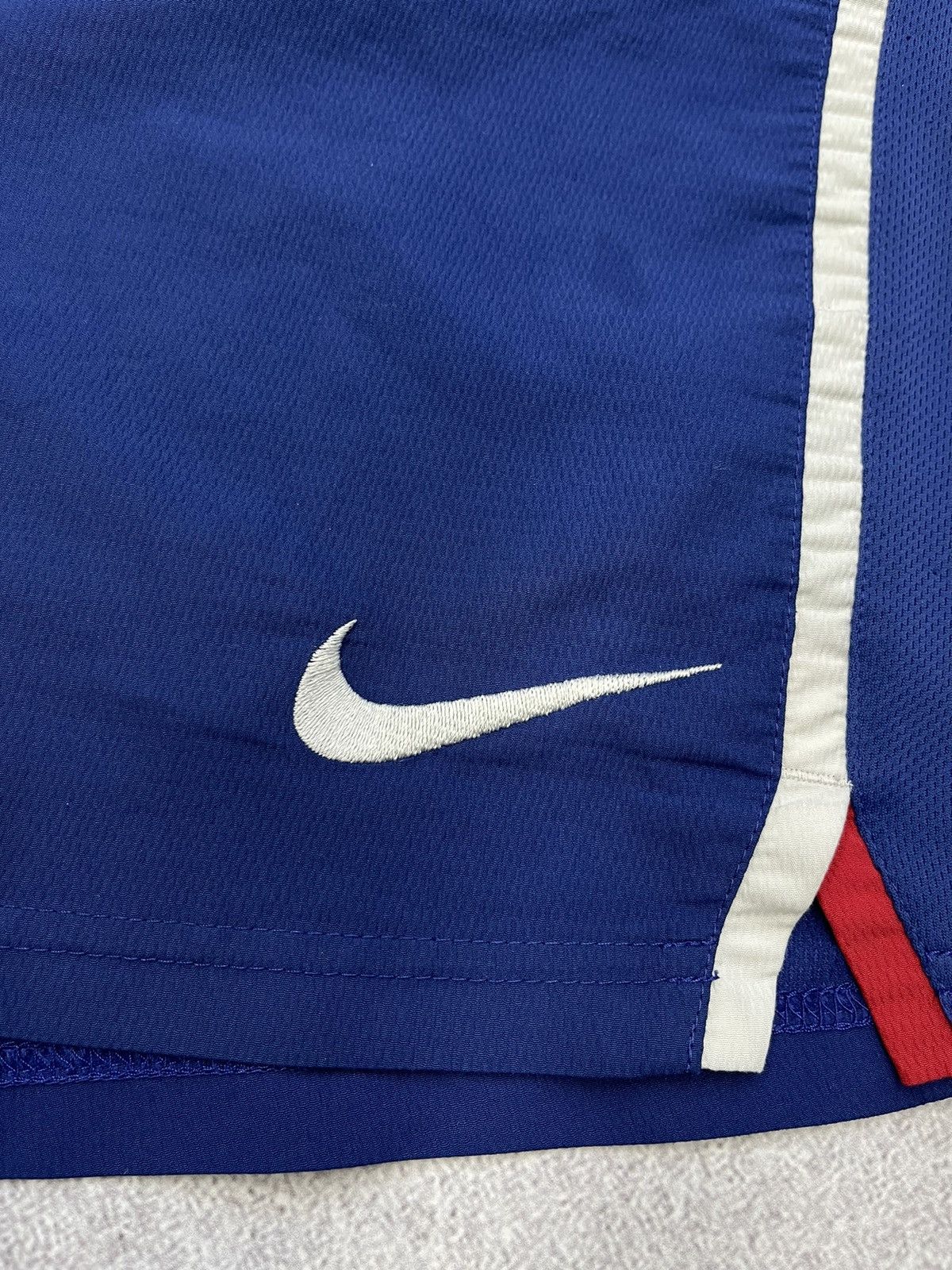 Nike Vintage Nike Manchester United Football Shorts Jersey Size US 34 / EU 50 - 5 Thumbnail