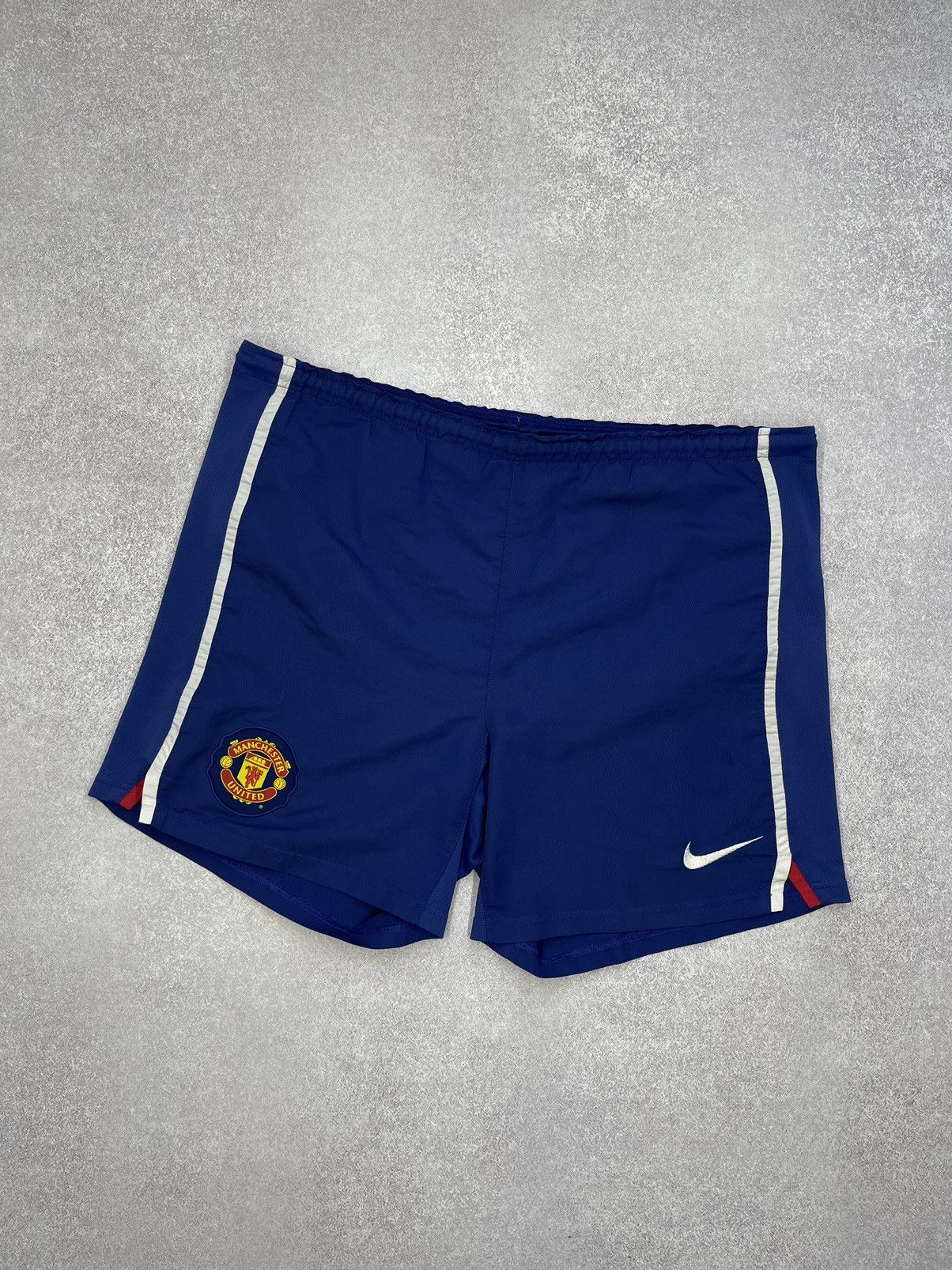 Nike Vintage Nike Manchester United Football Shorts Jersey Size US 34 / EU 50 - 1 Thumbnail