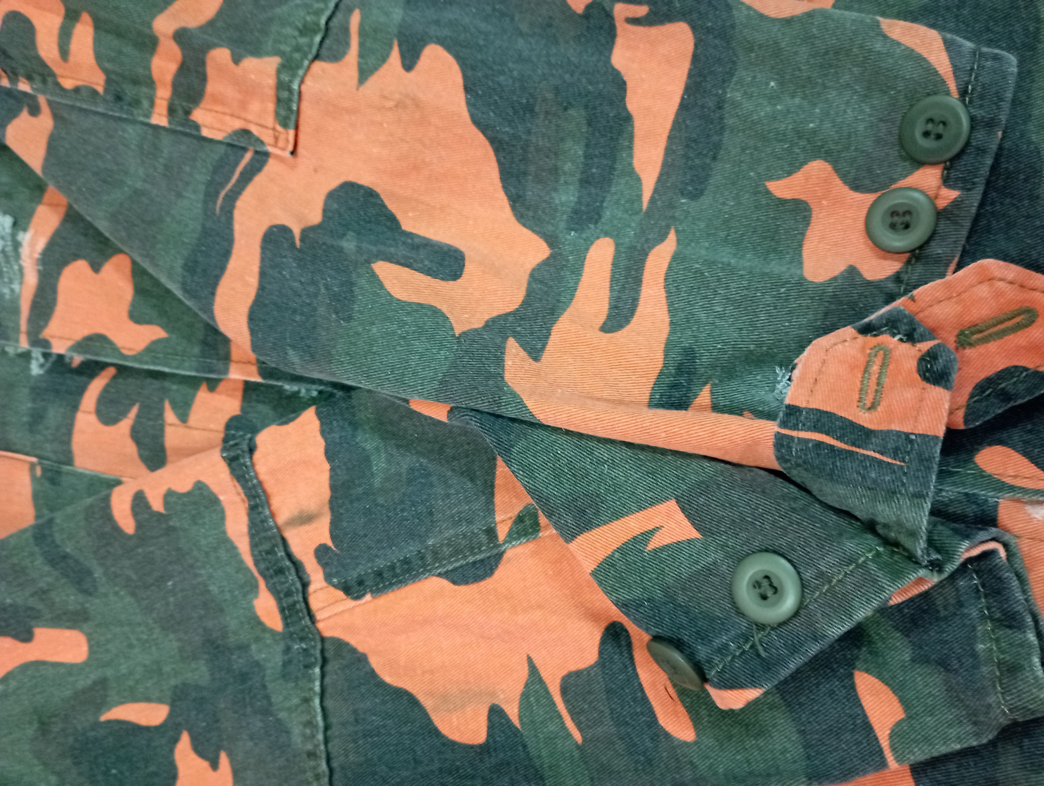 Vintage Vintage Army Four Pockets Orange Camo Parkas Size US L / EU 52-54 / 3 - 18 Thumbnail