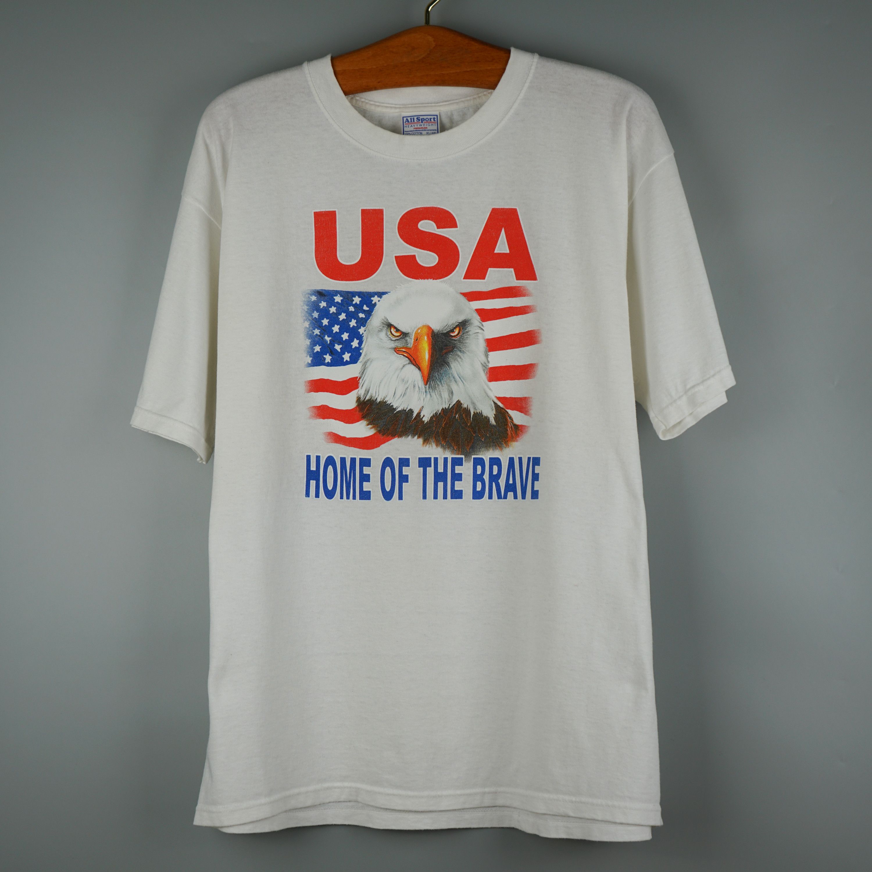 Vintage 1990s USA HOME OF THE BRAVE Eagle T-shirt Size US XL / EU 56 / 4 - 1 Thumbnail