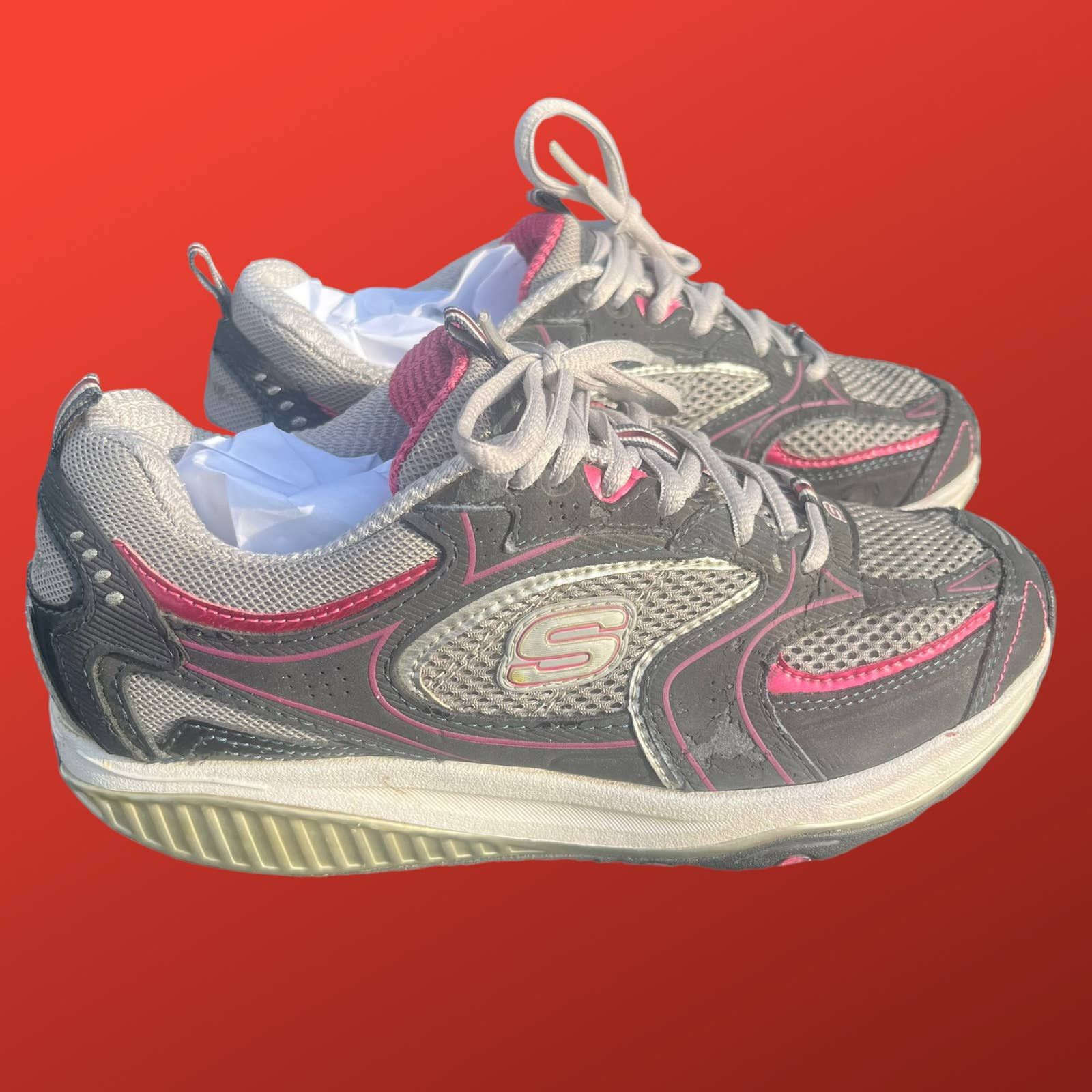 sketchers white tennis shoes