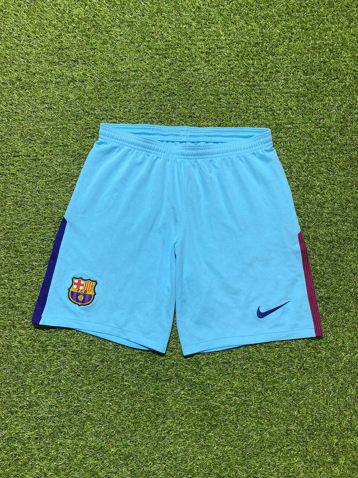 Nike Vintage Nike shorts Barcelona streetwear y2k style size L Size US 30 / EU 46 - 1 Thumbnail