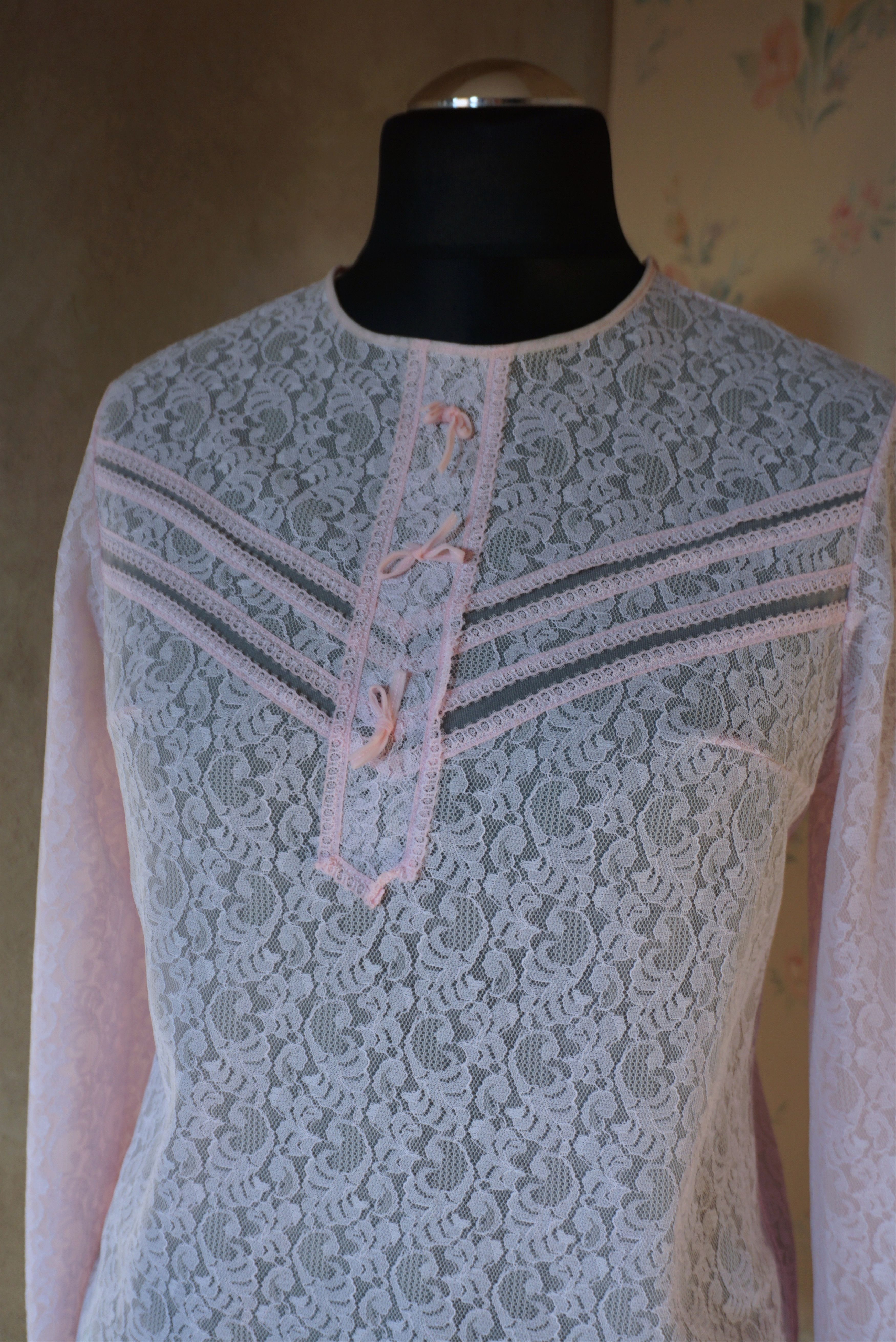Vintage True vintage 60's 70's blouse S/M 6/8 sheer lace cute Lolita Size M / US 6-8 / IT 42-44 - 1 Thumbnail