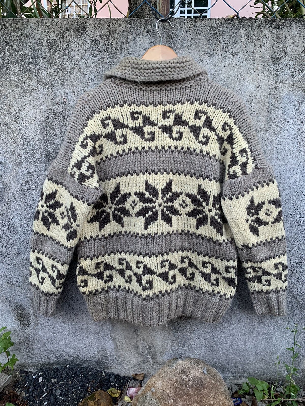 Vintage Vintage Cowichan sweater - unbranded Size US M / EU 48-50 / 2 - 4 Thumbnail