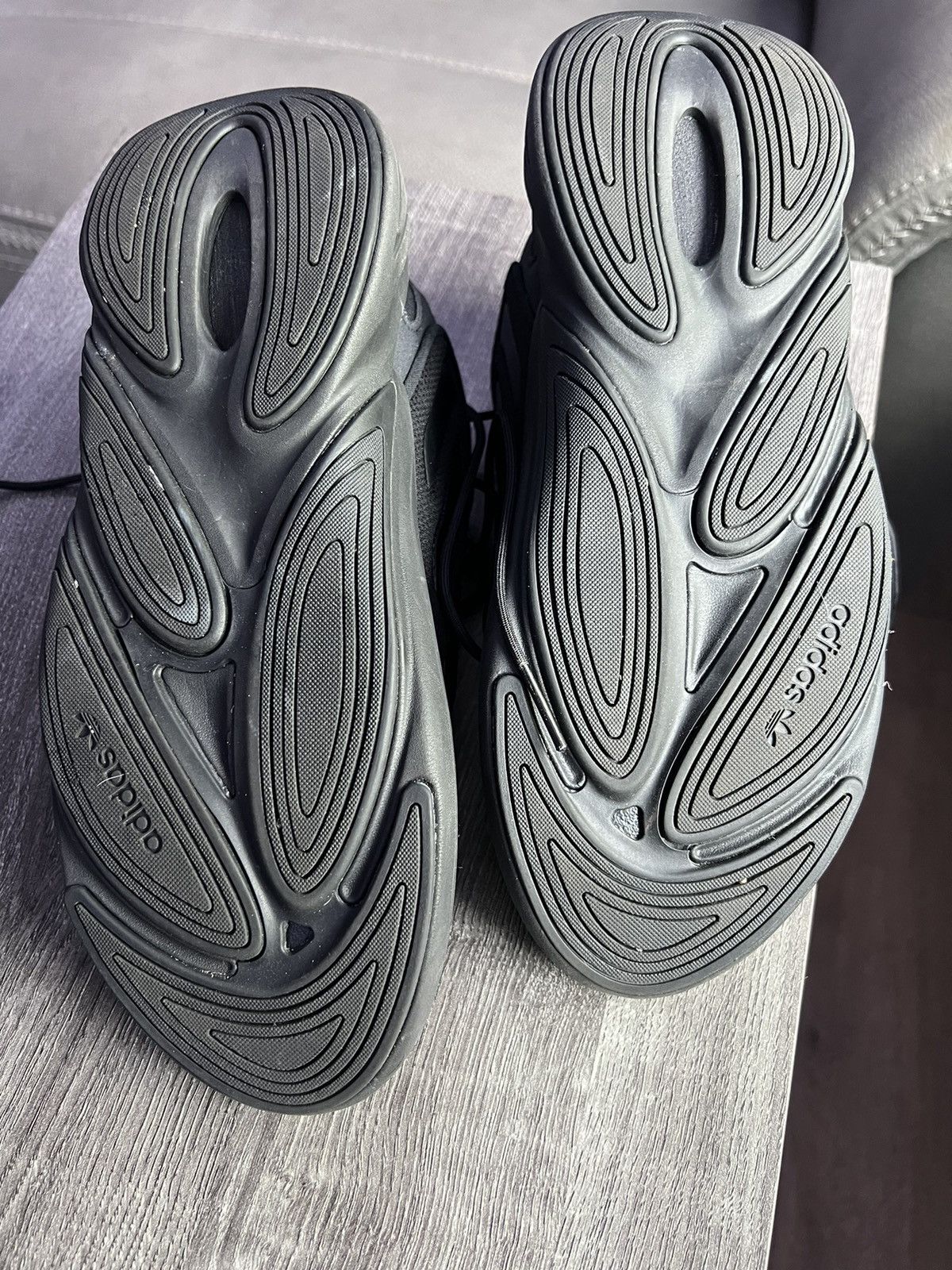 Adidas Adidas Ozelia Black White Size US 8.5 / EU 41-42 - 5 Thumbnail