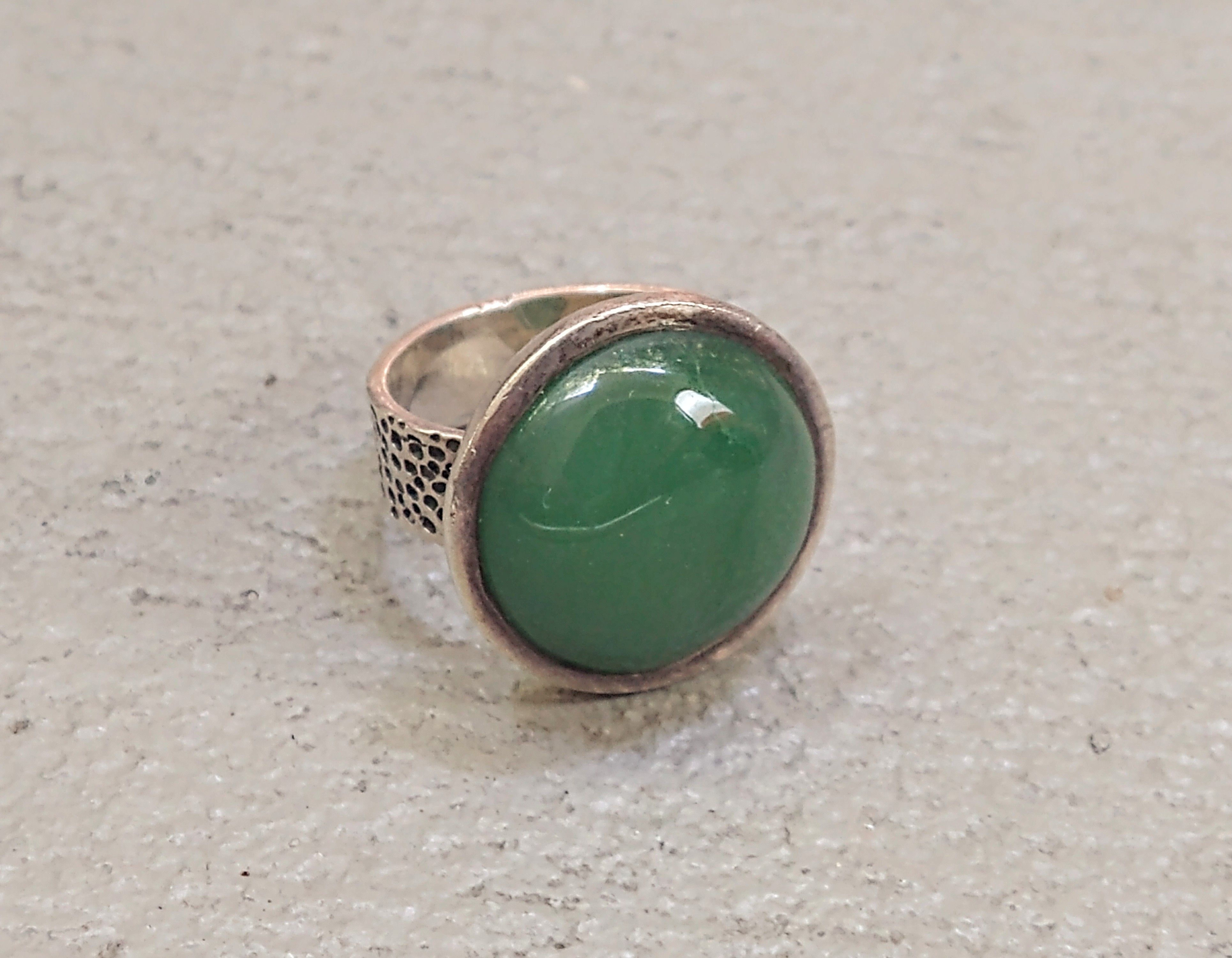image of Jewelry x Sterling Silver Vintage Sterling Silver Ring Green Jade Size 7.75 Round Band in Green/Sil