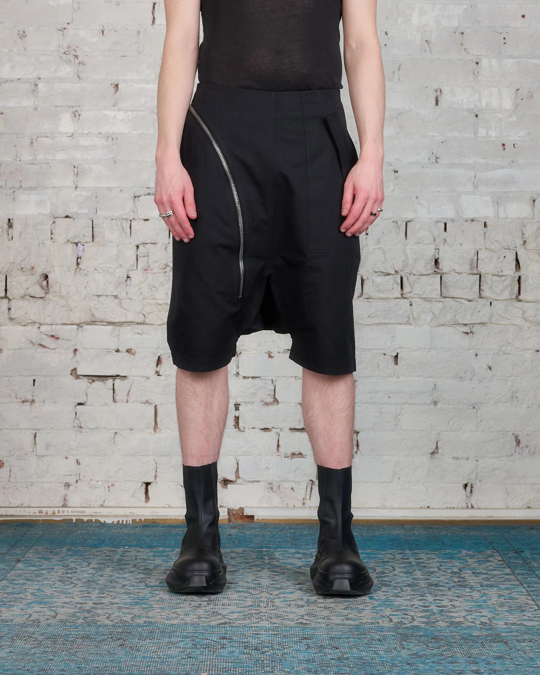 image of Rick Owens Drkshdw Rick Owens Aircut Pod Shorts in Black, Men's (Size 32)