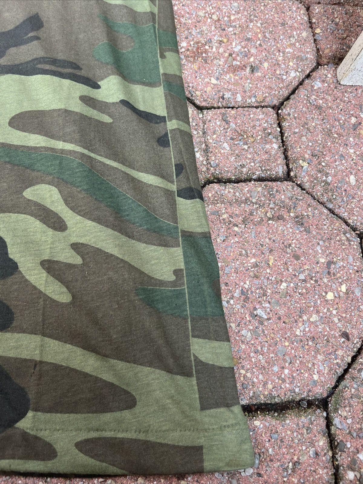 Vintage Vintage Camo Made in USA Paper Thin Uzi Gun Graphic Tee Size US XL / EU 56 / 4 - 9 Thumbnail