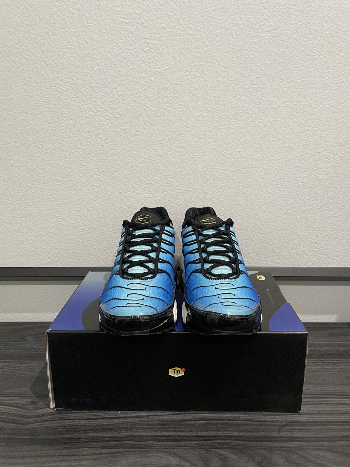 Nike 2018 Nike OG Air Max Plus Hyper Blue Size US 9 / EU 42 - 2 Thumbnail