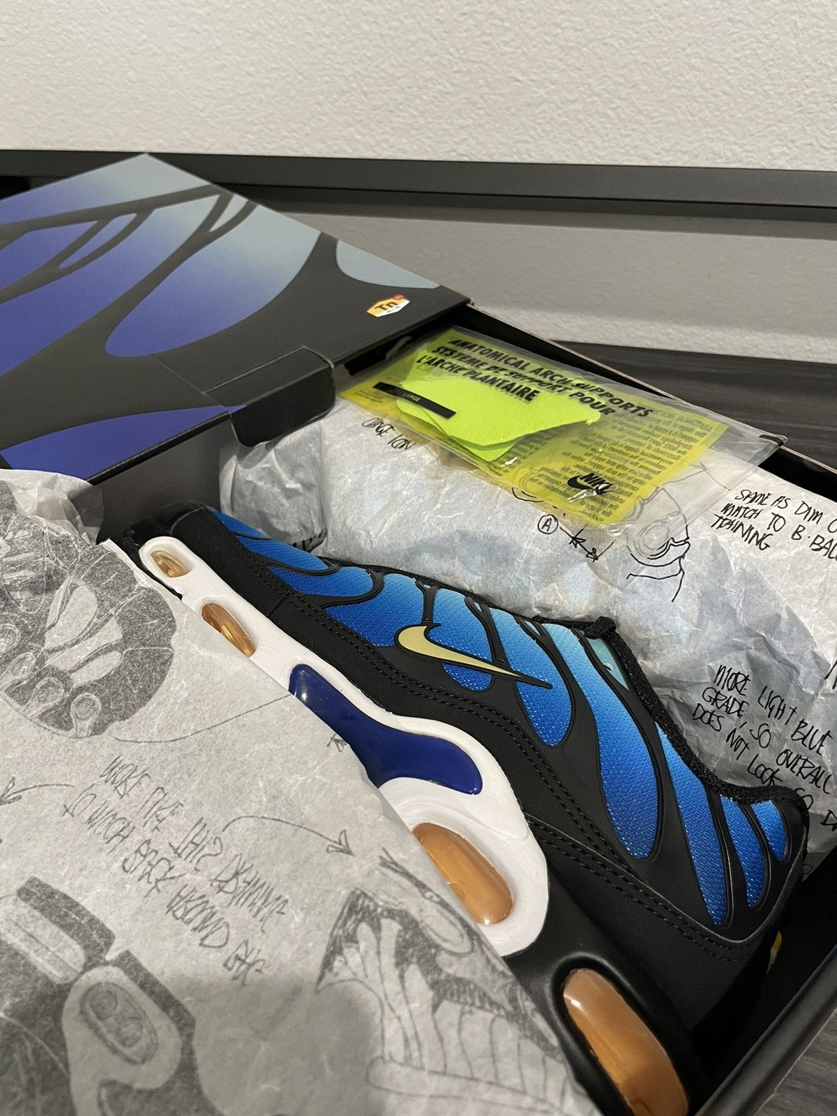 Nike 2018 Nike OG Air Max Plus Hyper Blue Size US 9 / EU 42 - 12 Thumbnail