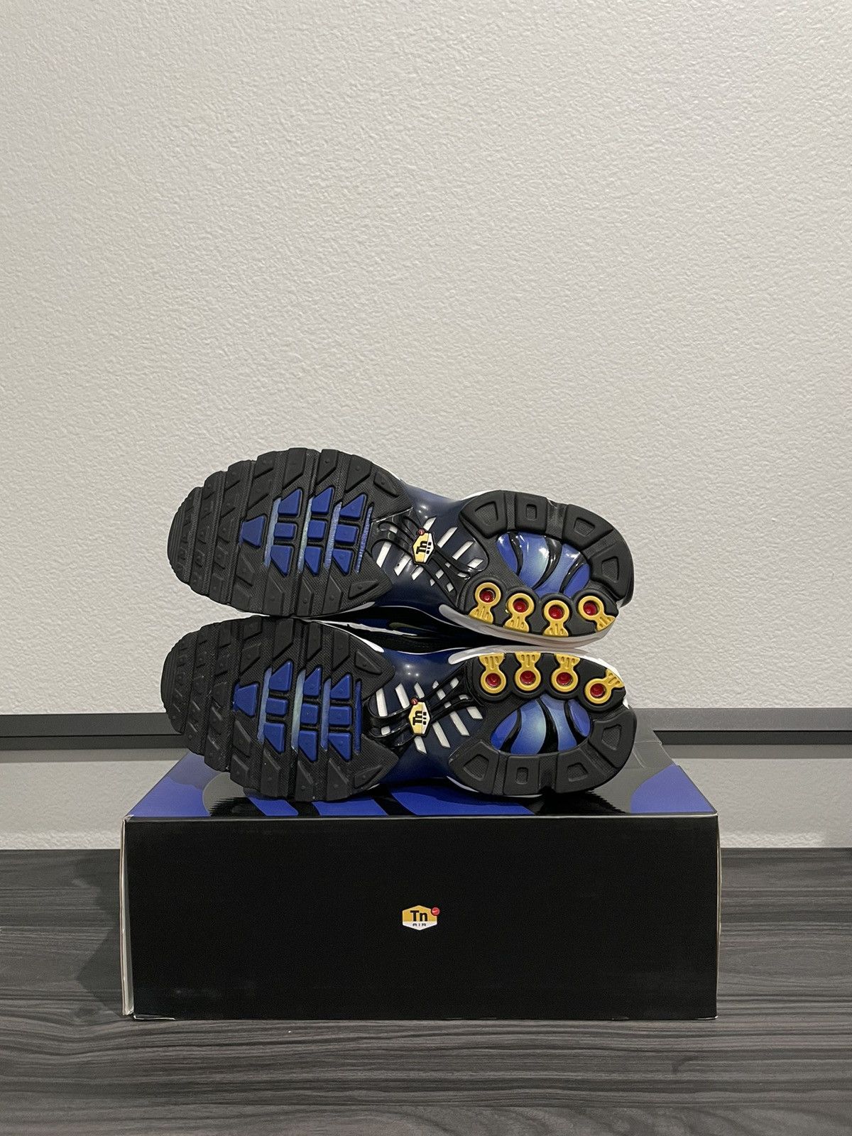 Nike 2018 Nike OG Air Max Plus Hyper Blue Size US 9 / EU 42 - 4 Thumbnail