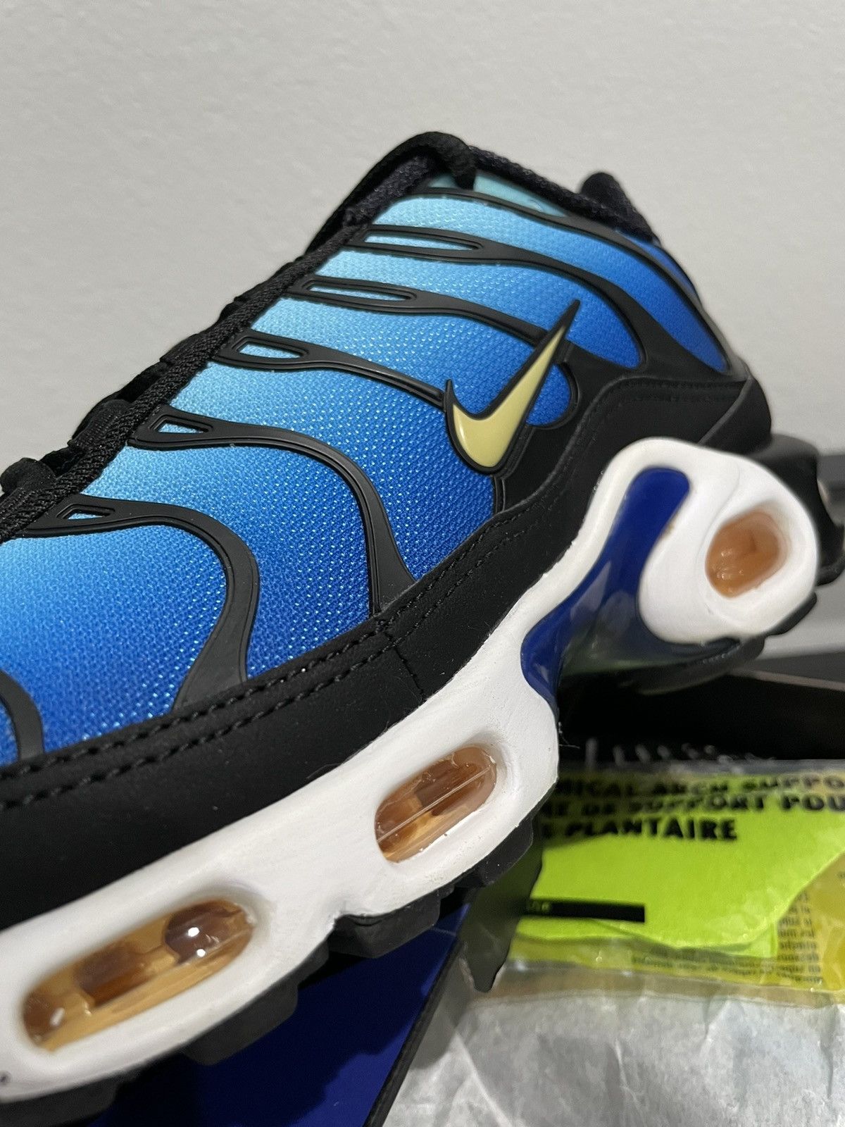 Nike 2018 Nike OG Air Max Plus Hyper Blue Size US 9 / EU 42 - 7 Thumbnail