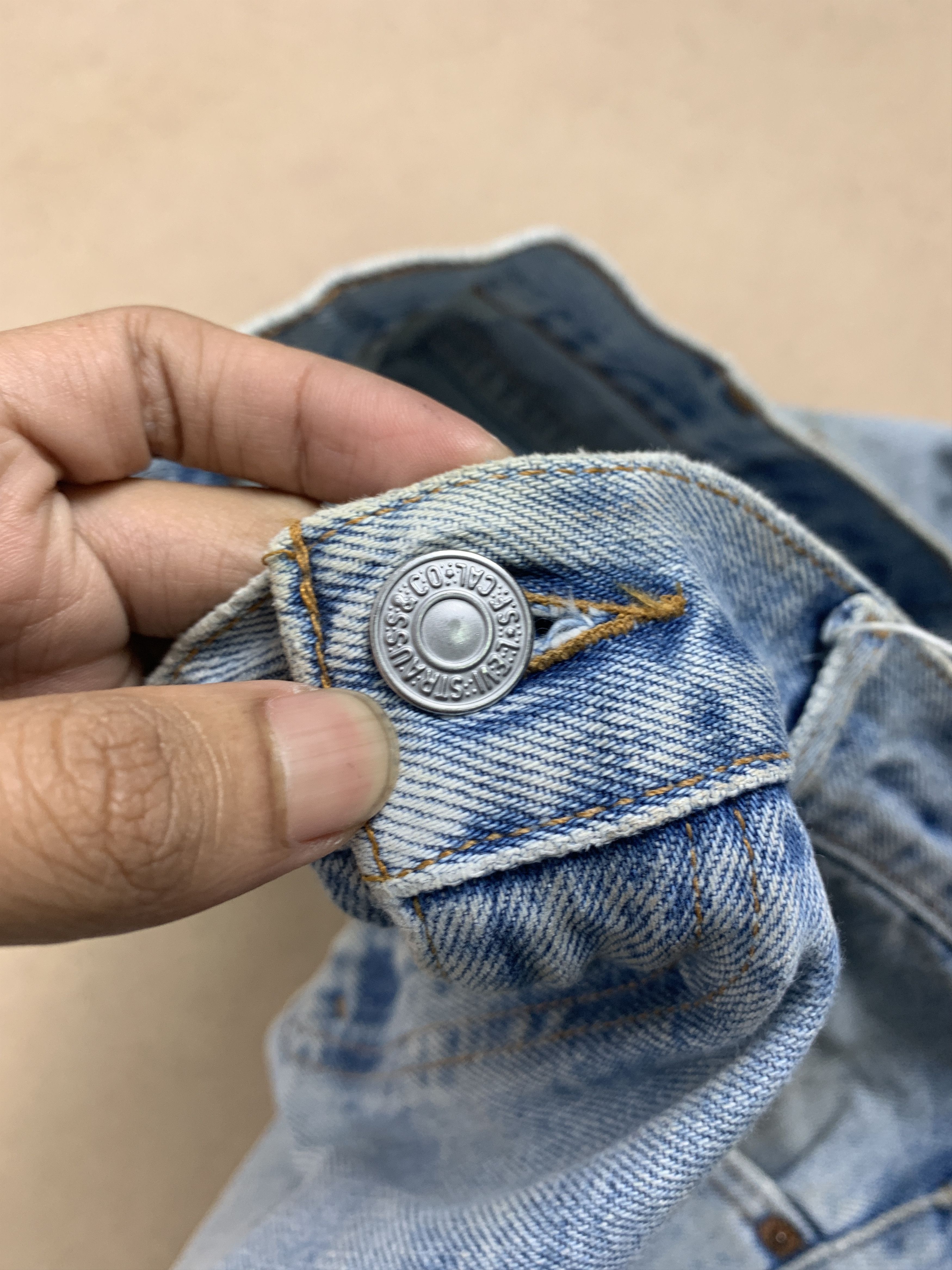 Levi's Vintage 90s LEVI'S 560 Tapered Faded Light Wash Jeans Size US 34 / EU 50 - 14 Thumbnail