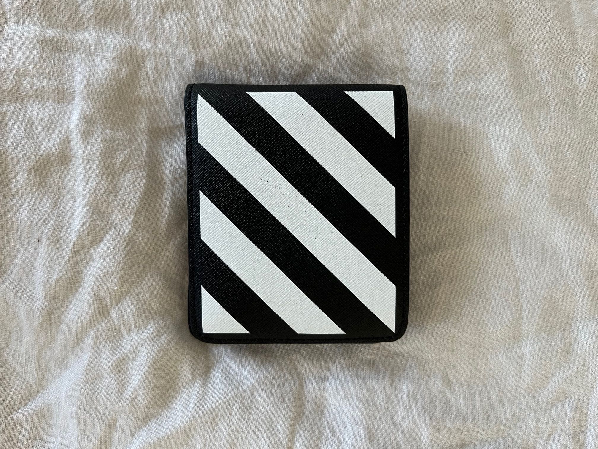 Off-White OMNC051F22LEA001 BINDER DIAG SAF ウォレット 財布 Off-White Binder Diag Saf Zip Wallet | italist