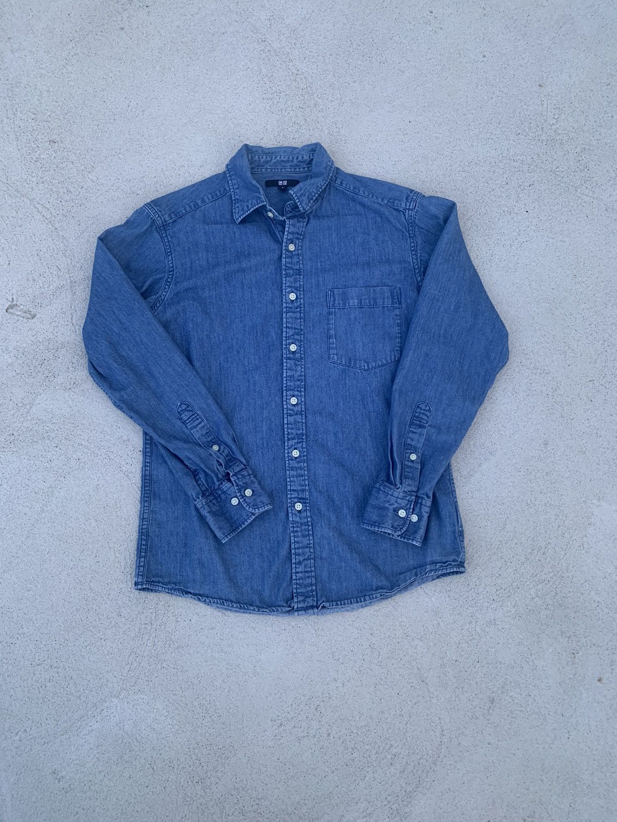 Uniqlo Uniqlo denim button up shirt (M) Size US M / EU 48-50 / 2 - 1 Thumbnail