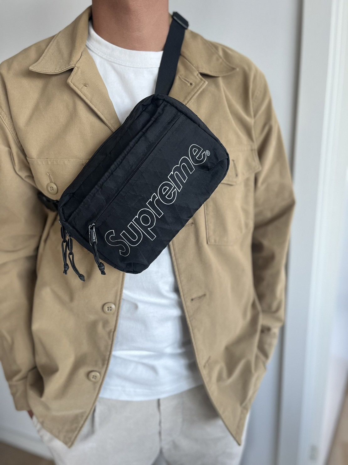 Supreme shoulder bag outlet fw18 on person