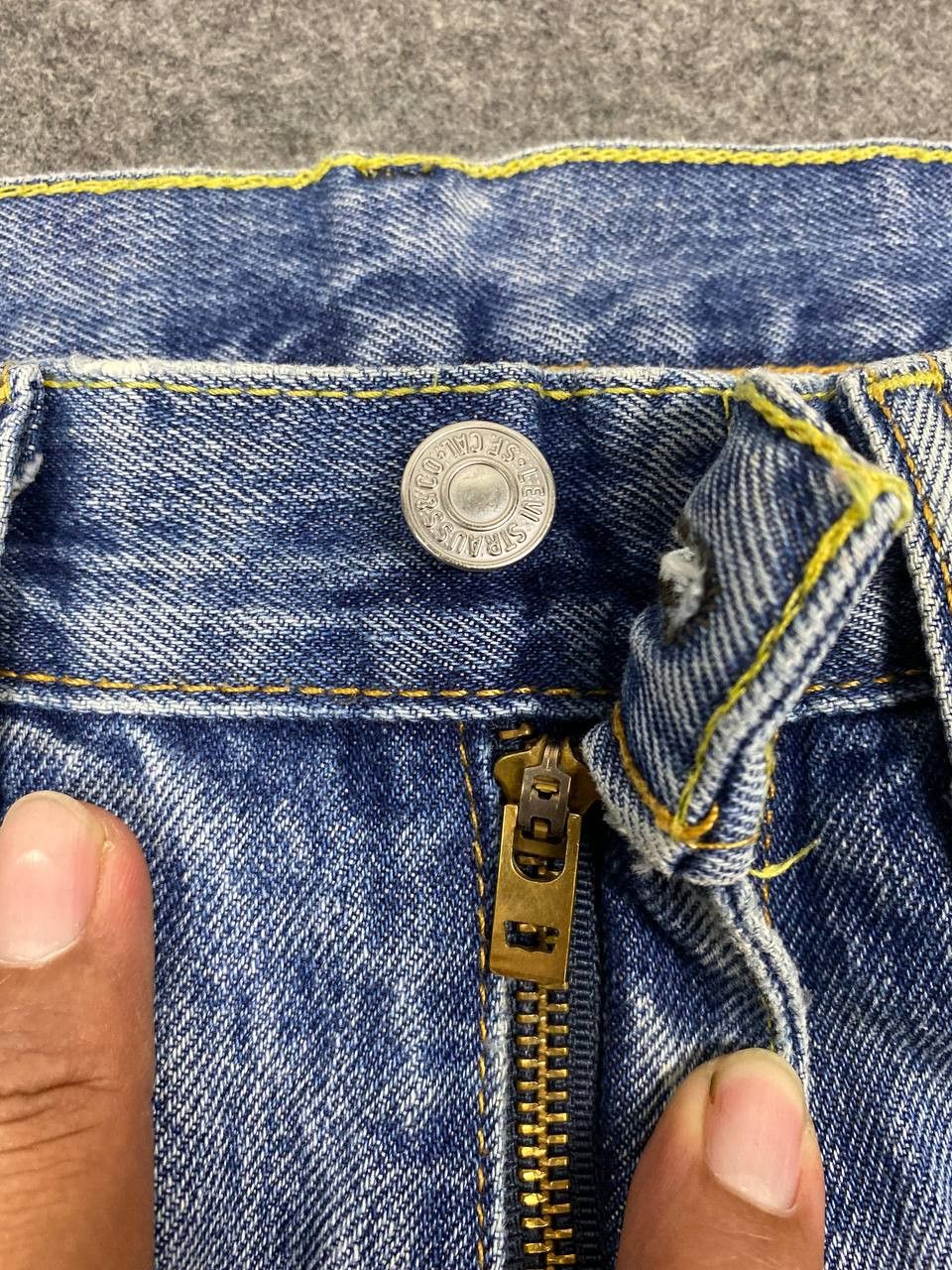Levi's levis 505 relaxed fit distressed denim nice design Size US 37 - 12 Thumbnail