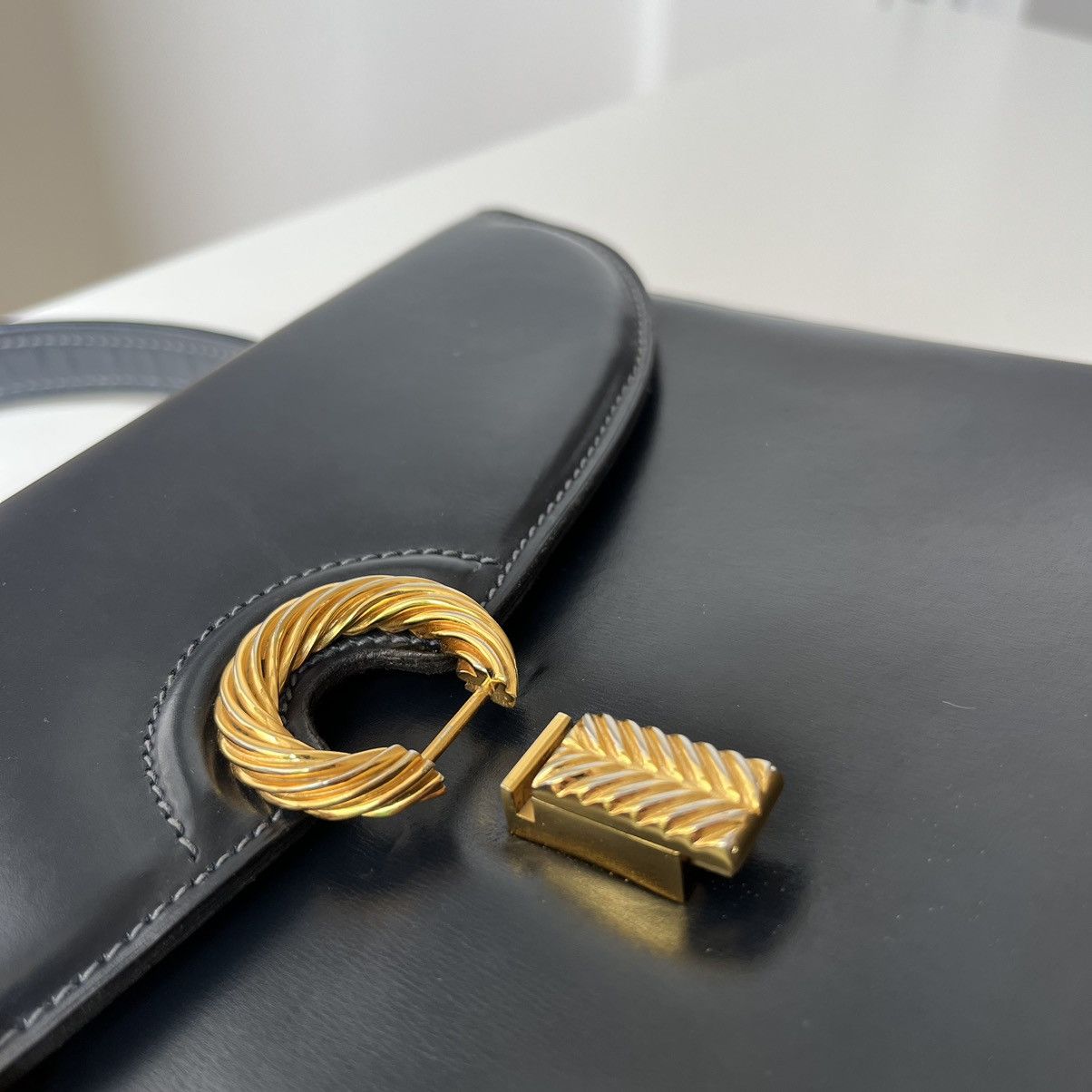Gucci Vintage Gucci 1960s Navy Leather bag Made in Italy by Gucci Size ONE SIZE - 15 Thumbnail