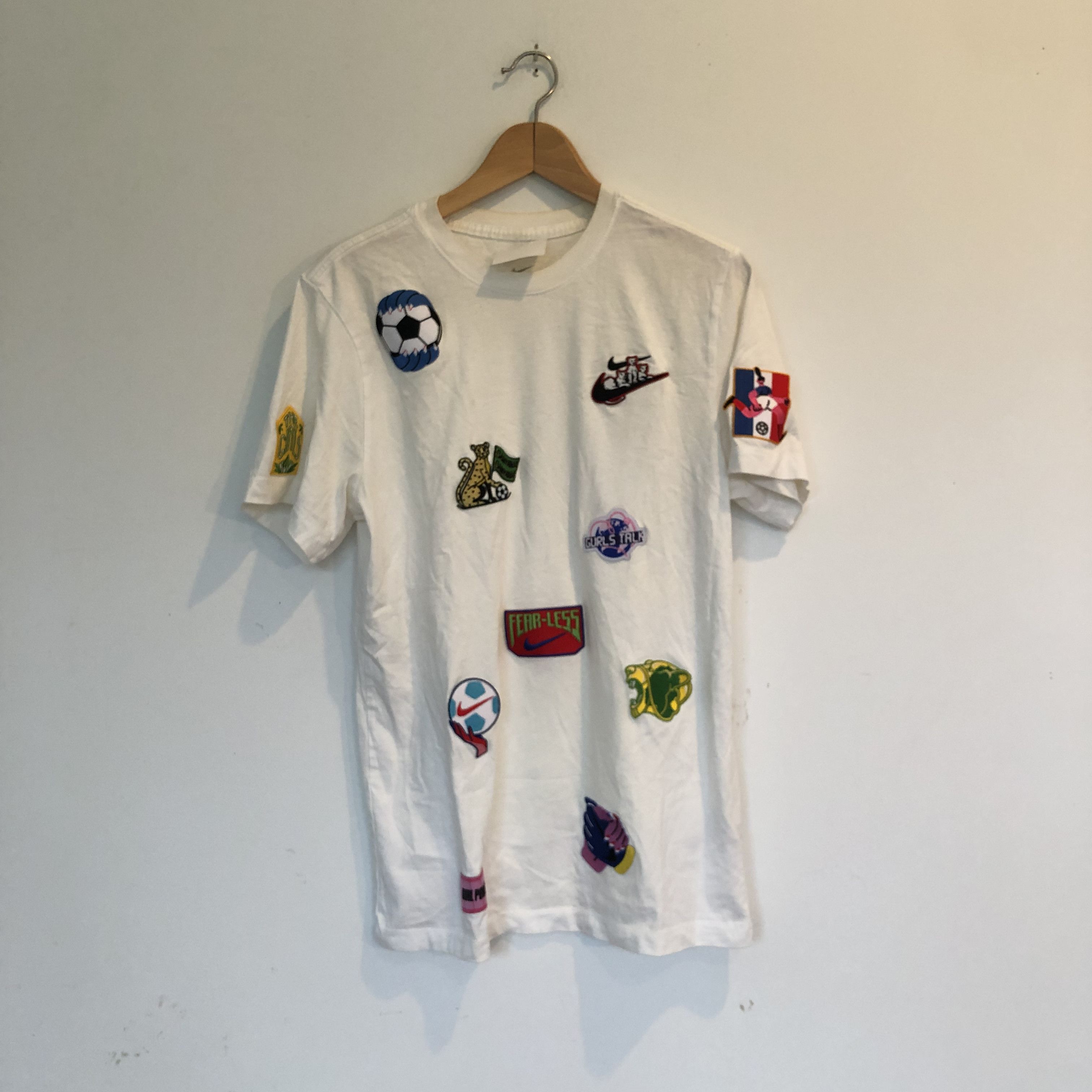 Nike Vintage Nike Embroidered Patches Tee Size US M / EU 48-50 / 2 - 1 Thumbnail