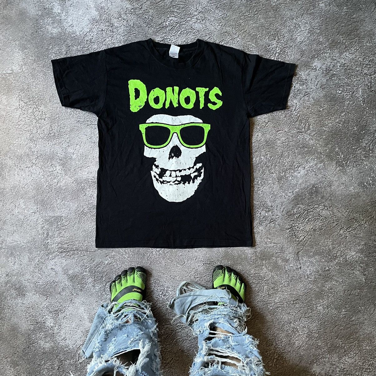 Vintage Vintage Y2K Donots Skull Graphic Tee Streetwear Worn In M Size US M / EU 48-50 / 2 - 1 Thumbnail