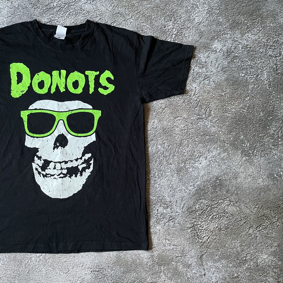 Vintage Vintage Y2K Donots Skull Graphic Tee Streetwear Worn In M Size US M / EU 48-50 / 2 - 2 Thumbnail