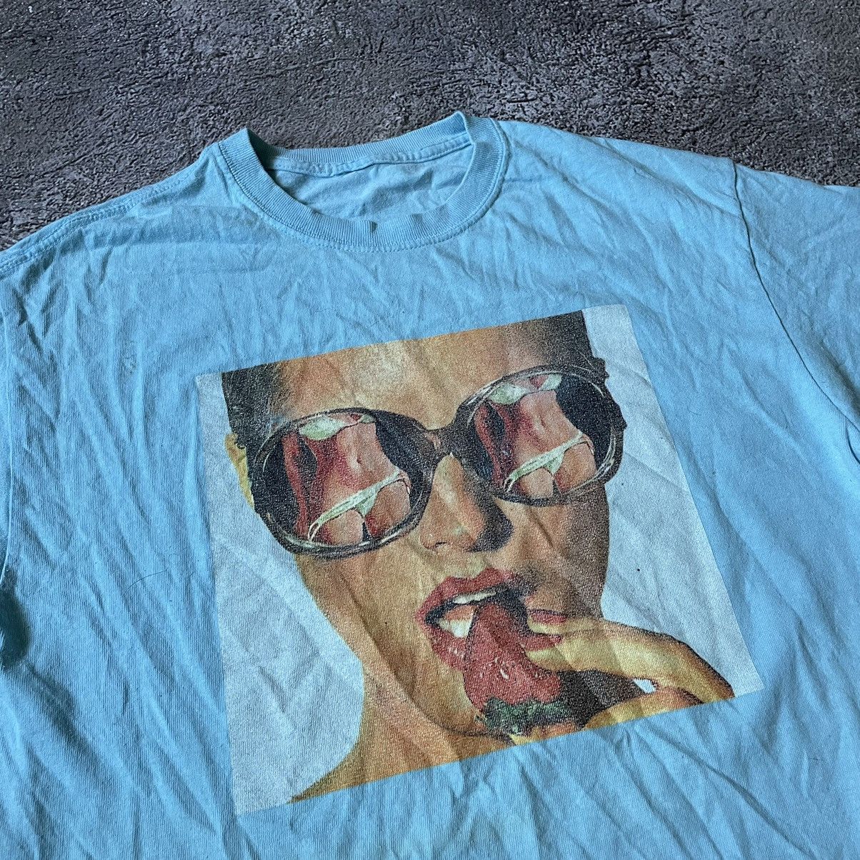 Vintage Vintage Y2K Sun Faded Graphic Tee Portrait Print Blue Swag M Size US M / EU 48-50 / 2 - 6 Thumbnail