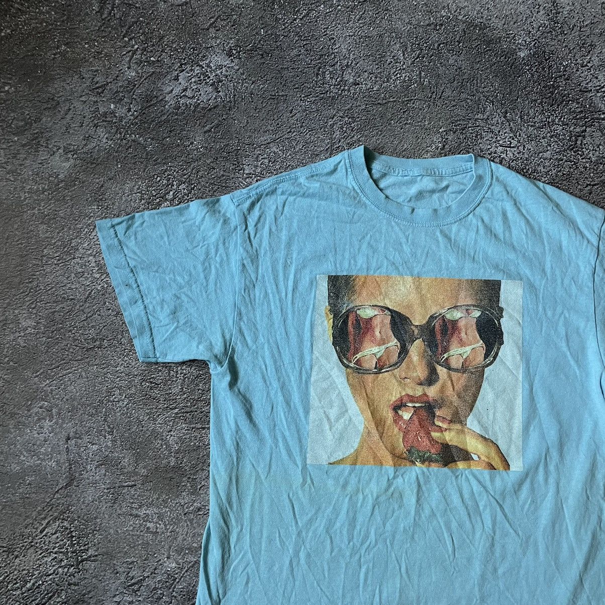 Vintage Vintage Y2K Sun Faded Graphic Tee Portrait Print Blue Swag M Size US M / EU 48-50 / 2 - 4 Thumbnail