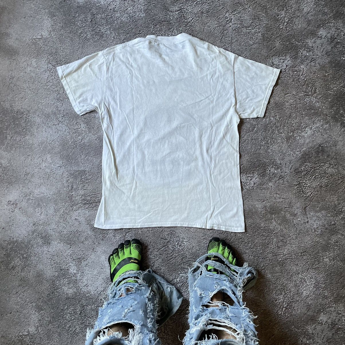 Vintage Vintage Y2K Graphic Tee Blond Cartoon Print Faded White M Size US M / EU 48-50 / 2 - 9 Thumbnail