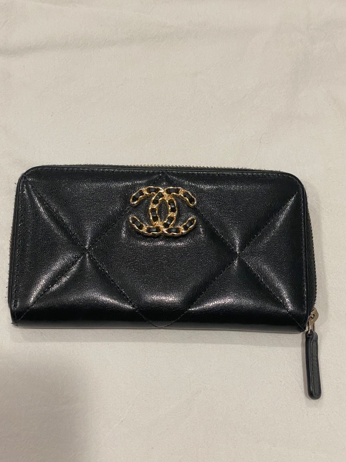 Chanel Chanel 19 Zipped Quilted Lambskim Black Wallet