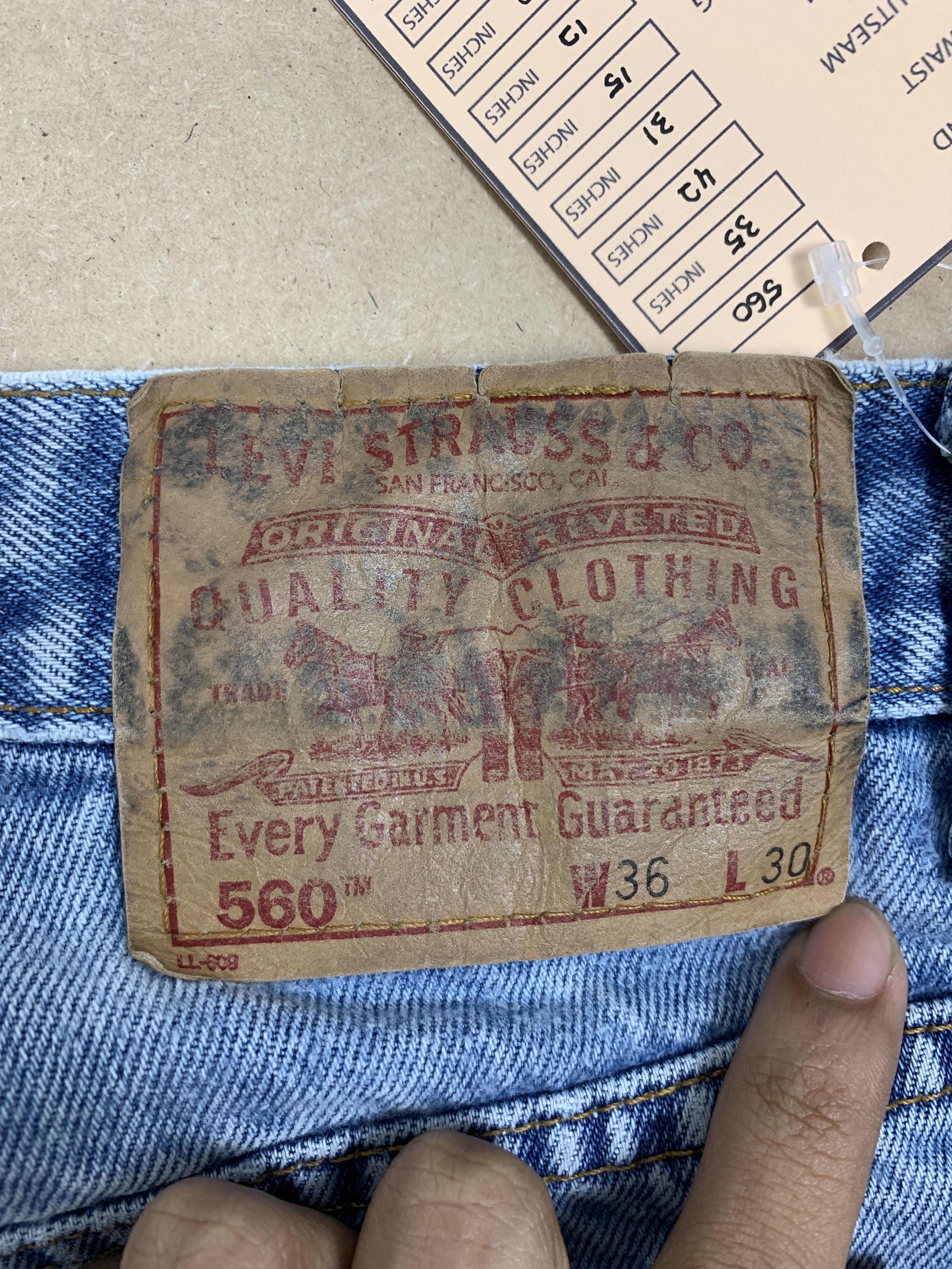 Levi's Vintage LEVI'S 560 Straight Cut Faded Jeans P0382 Size US 35 - 8 Thumbnail