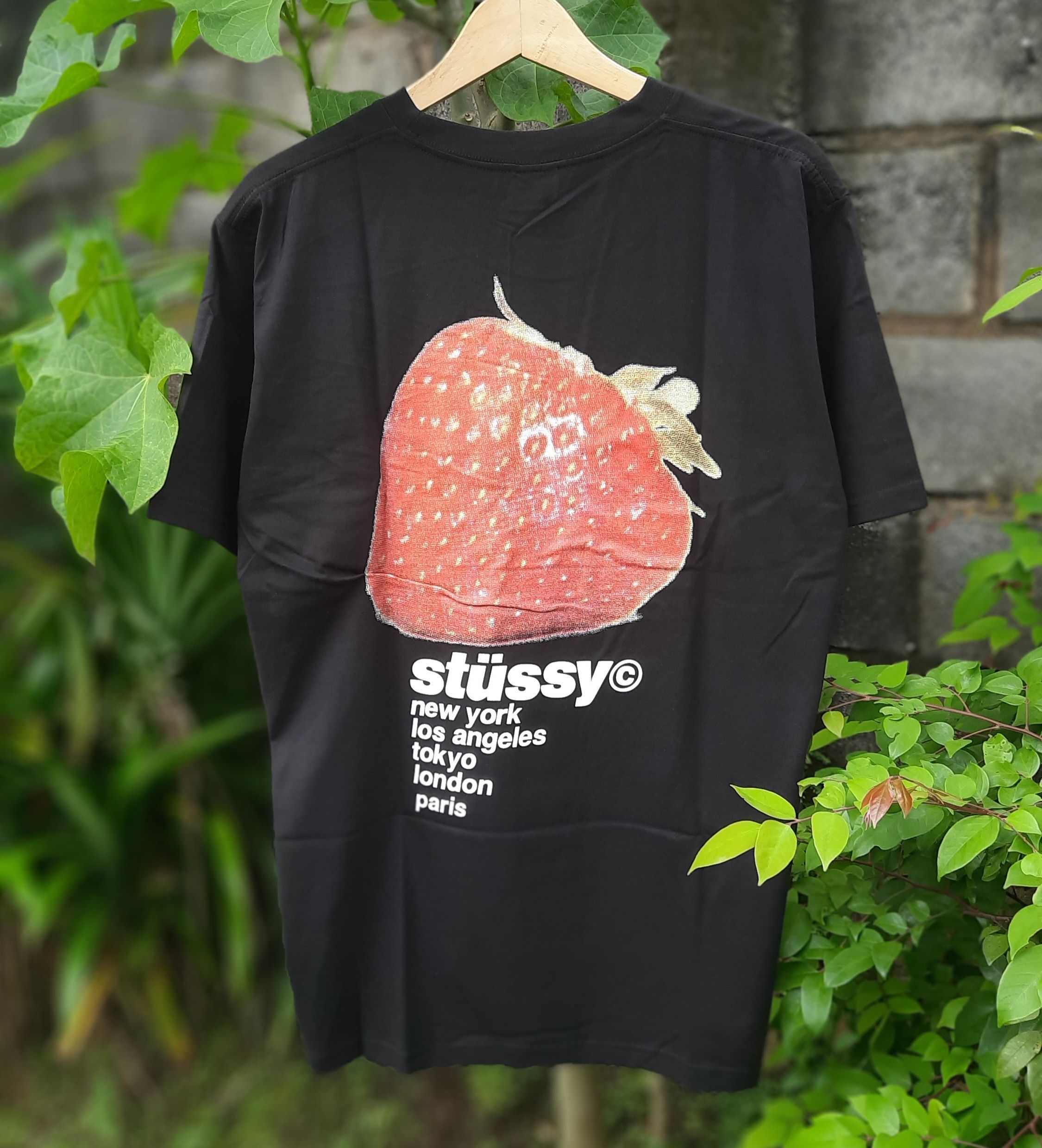 stussy strawberry tee white