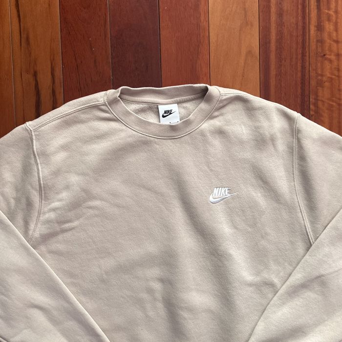 nike cream crewneck sweatshirt