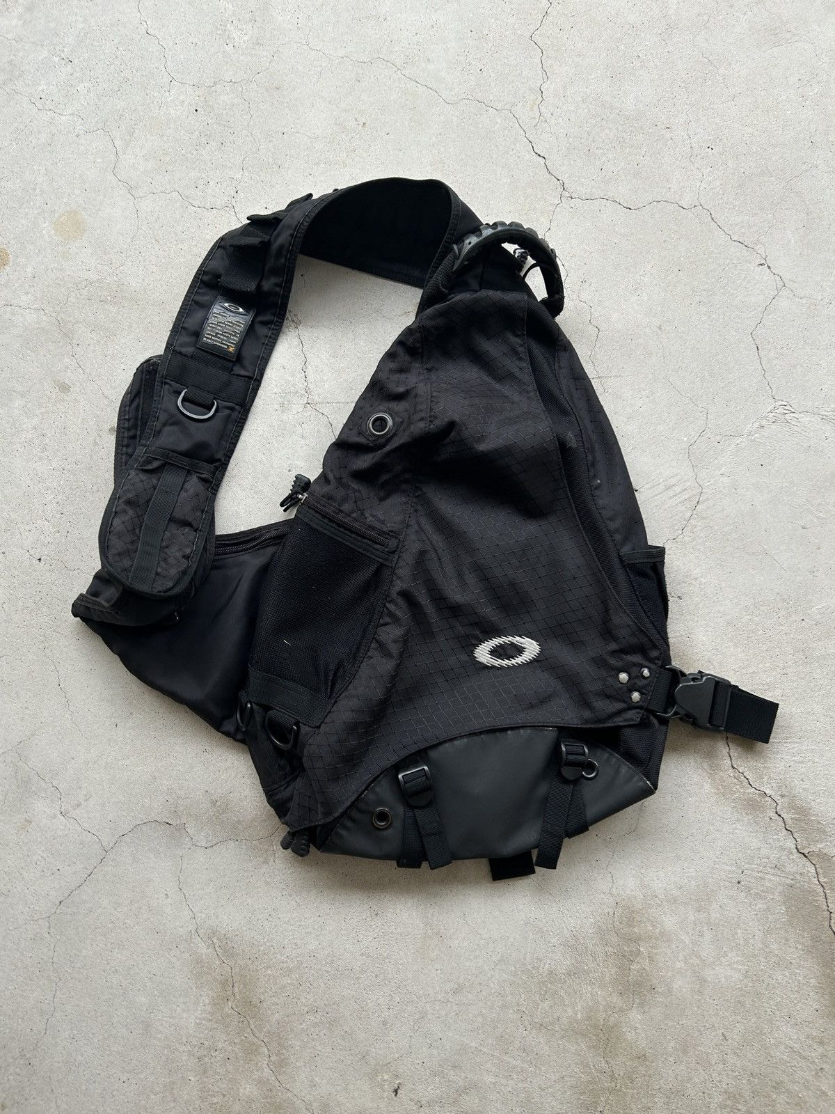 Vintage 2000s Vintage Oakley Sandbag / Sling bag | Grailed