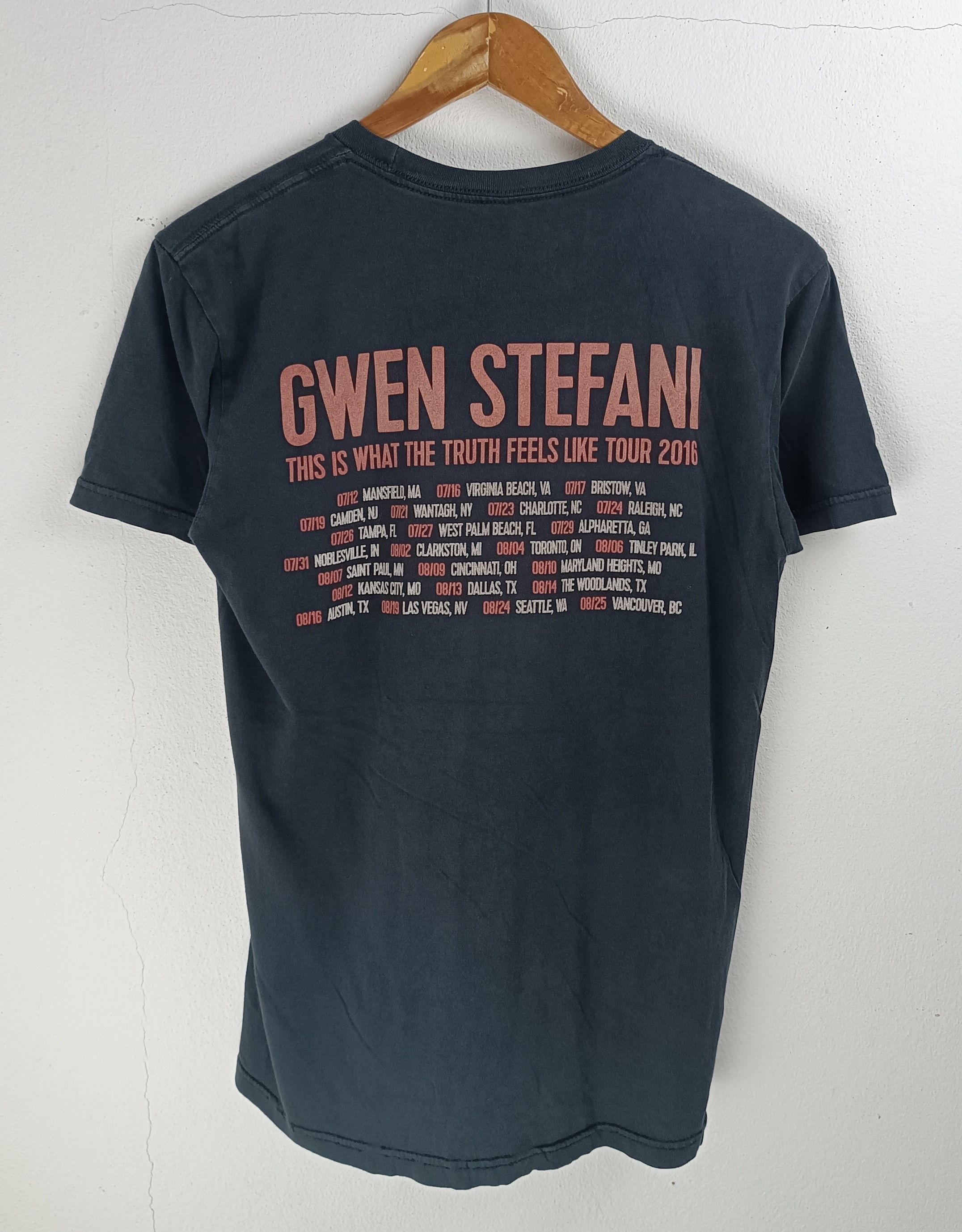 Band Tees VINTAGE '16 GWEN STEFANI TOUR TEE (no doubt) Size S / US 4 / IT 40 - 4 Thumbnail