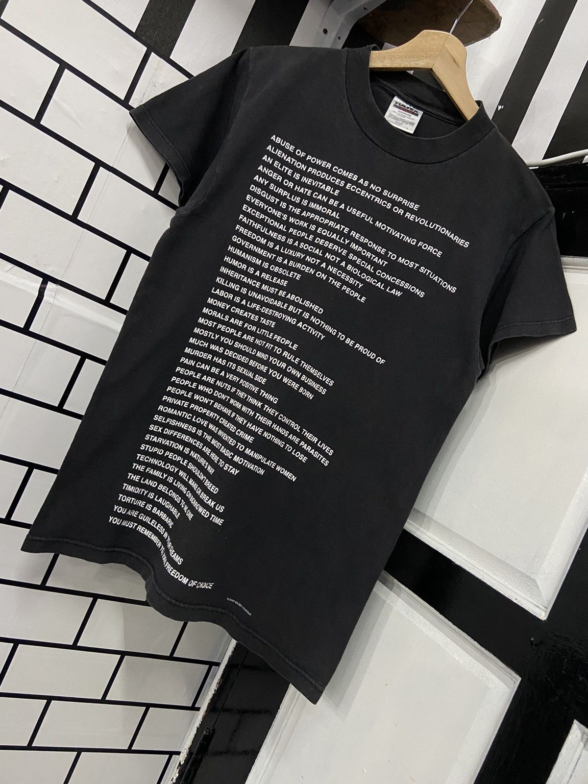 Vintage Vintage 90’s Jenny Holzer ‘Truisms’ Art Sun Faded Tshirt Size US S / EU 44-46 / 1 - 3 Thumbnail