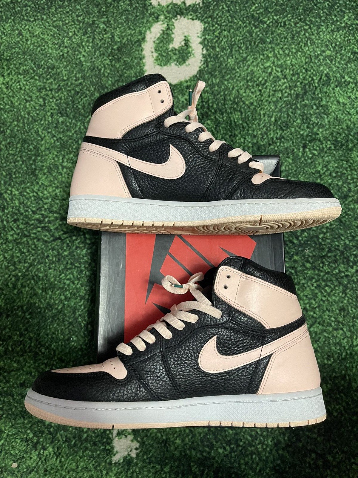 Jordan Brand Jordan retro 1 Crimson Tint Size US 9.5 / EU 42-43 - 2 Thumbnail
