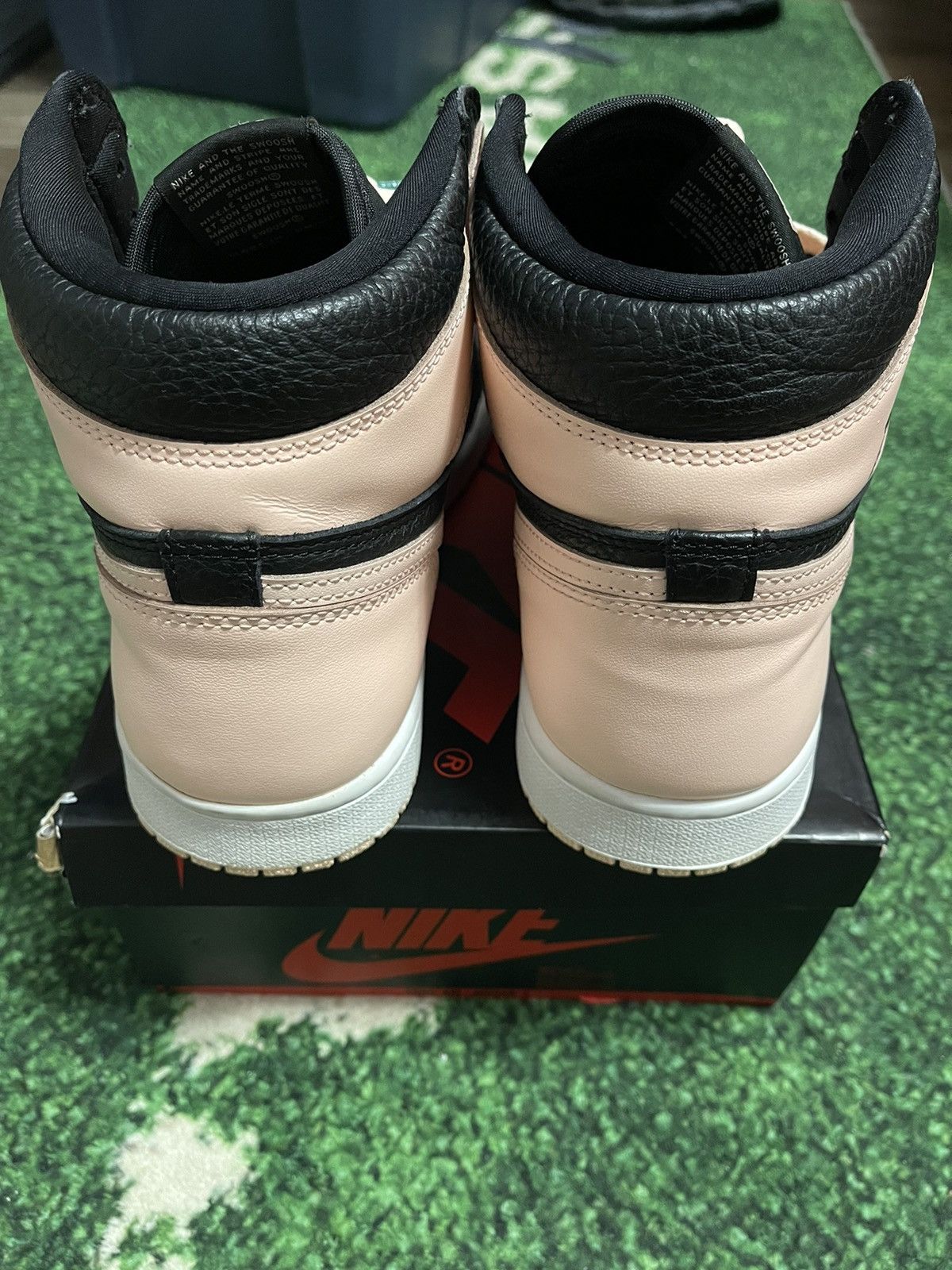 Jordan Brand Jordan retro 1 Crimson Tint Size US 9.5 / EU 42-43 - 4 Thumbnail