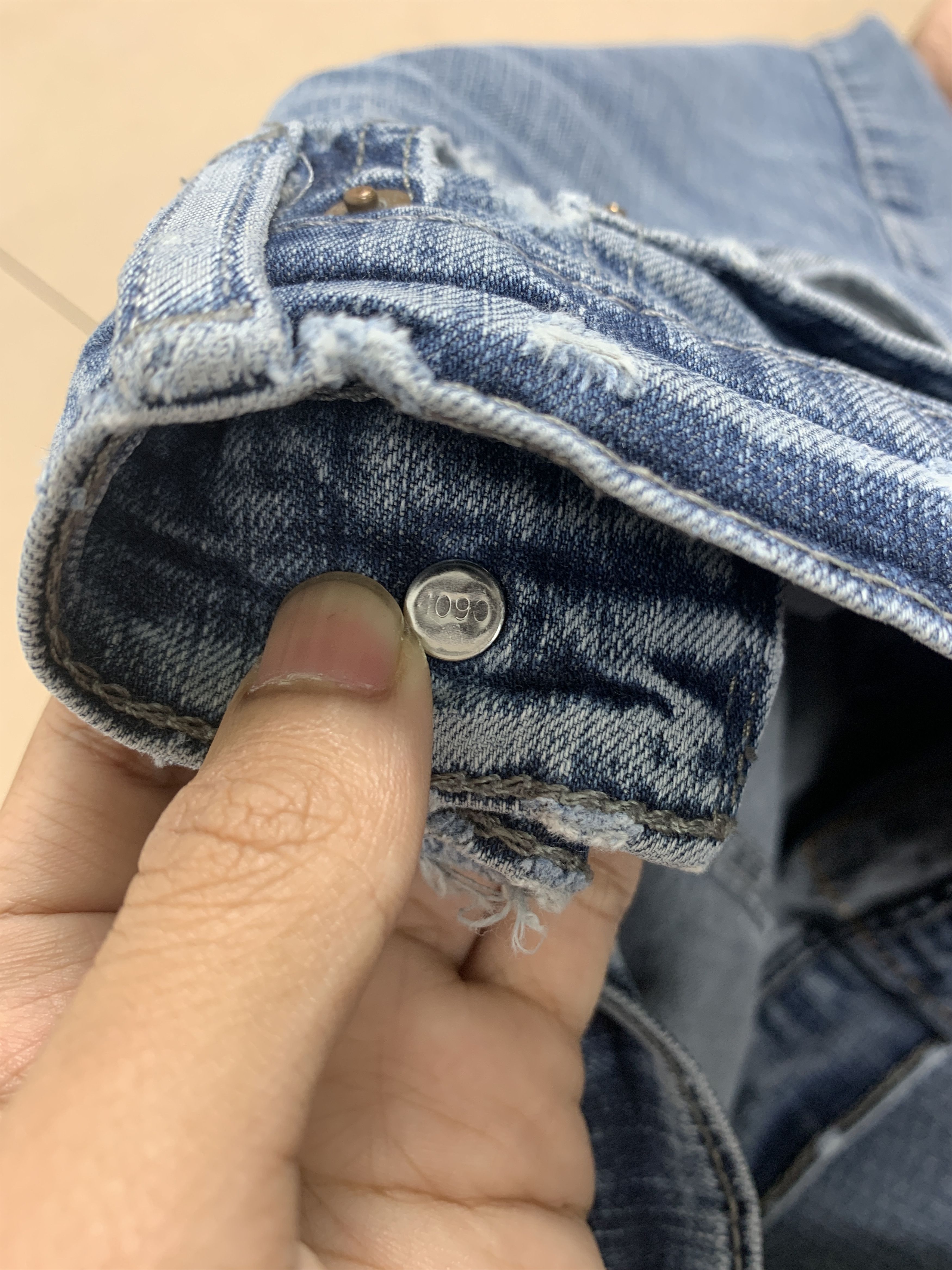 Levi's × Vintage Vintage LEVI'S 505 Distressed Faded Mid Wash Jeans Size US 33 - 17 Thumbnail