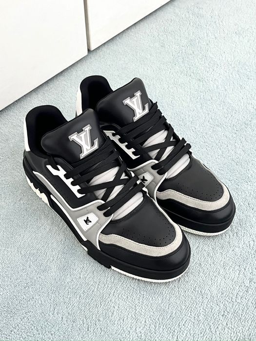 LOUIS VUITTON LV Trainer Sneaker Black. Size 8