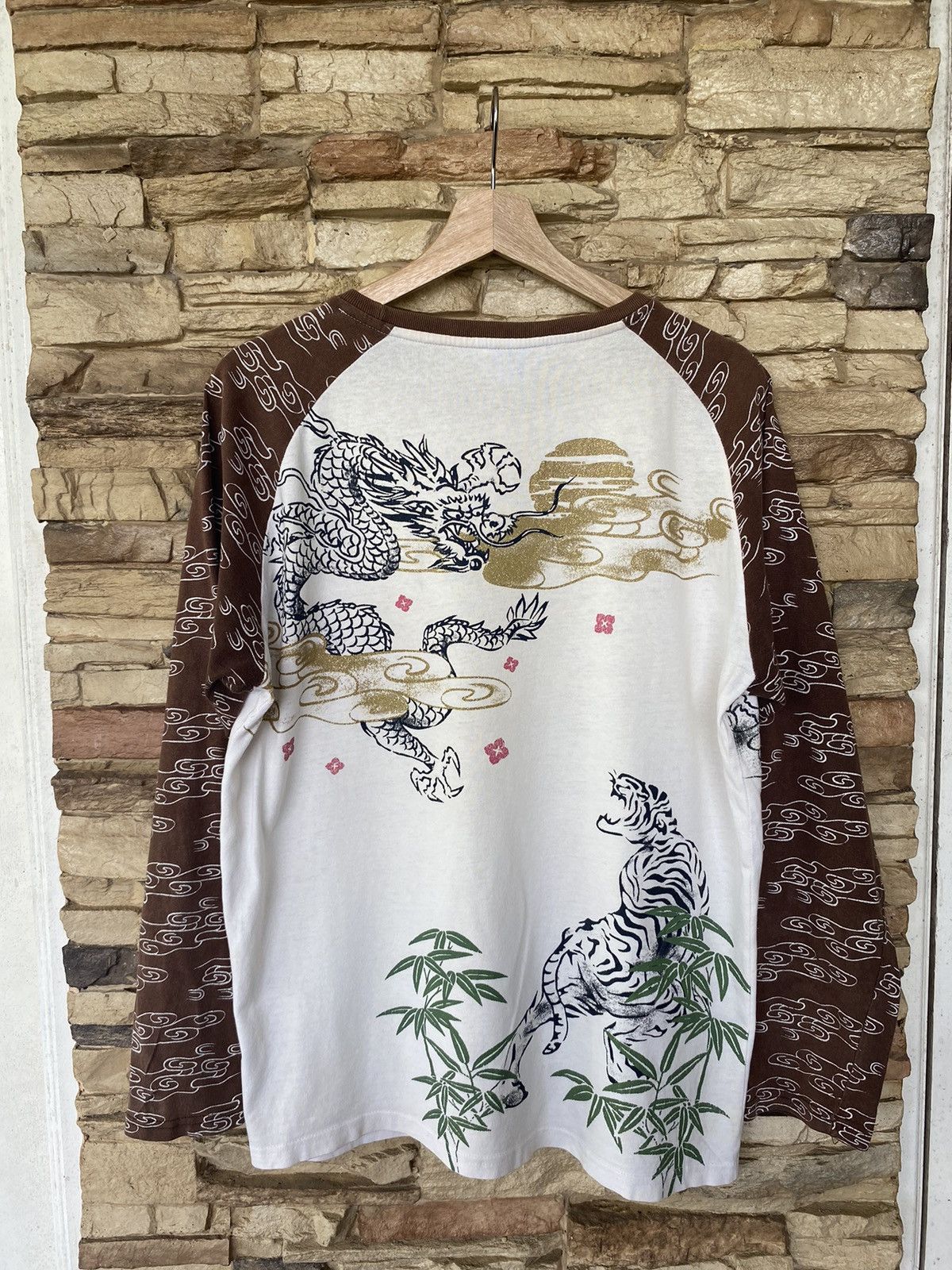 Vintage Vintage Dolo Sukajan Dragon Tiger Long Sleeve Tshirt Size US L / EU 52-54 / 3 - 1 Thumbnail