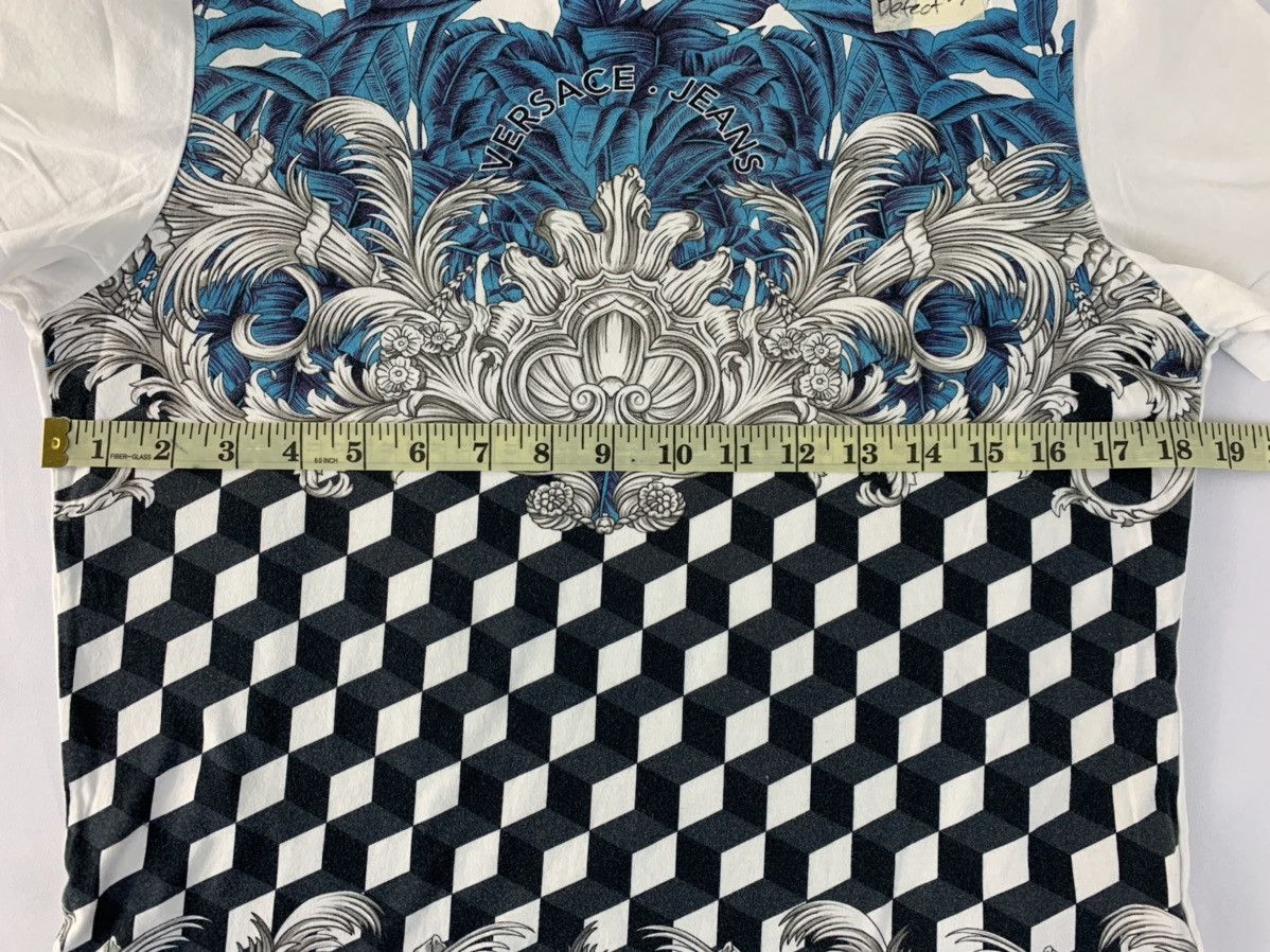 Versace Rare Versace Jeans Antique Baroque Over Printed Tee Unisex Size S / US 4 / IT 40 - 8 Thumbnail
