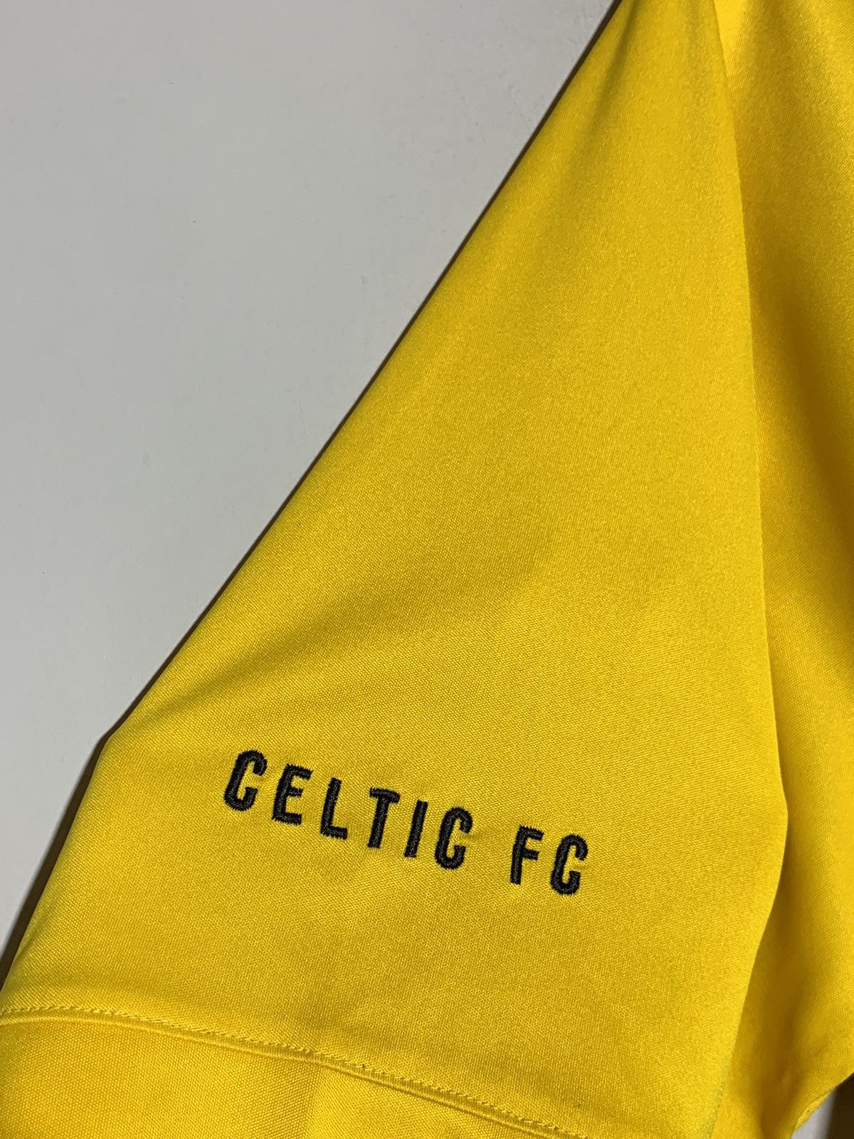 Nike Celtic Nike Y2k Streetwear Centre Logo Football Shirt Size US S / EU 44-46 / 1 - 4 Thumbnail