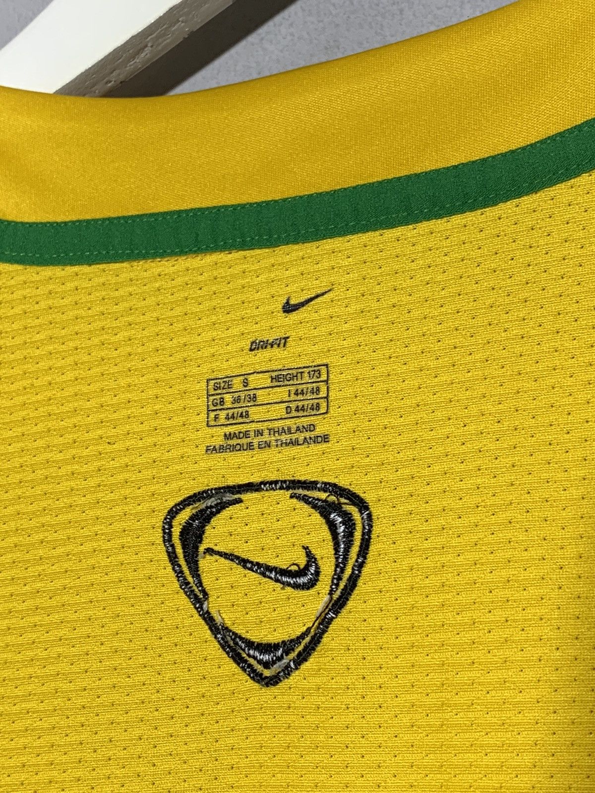 Nike Celtic Nike Y2k Streetwear Centre Logo Football Shirt Size US S / EU 44-46 / 1 - 8 Thumbnail